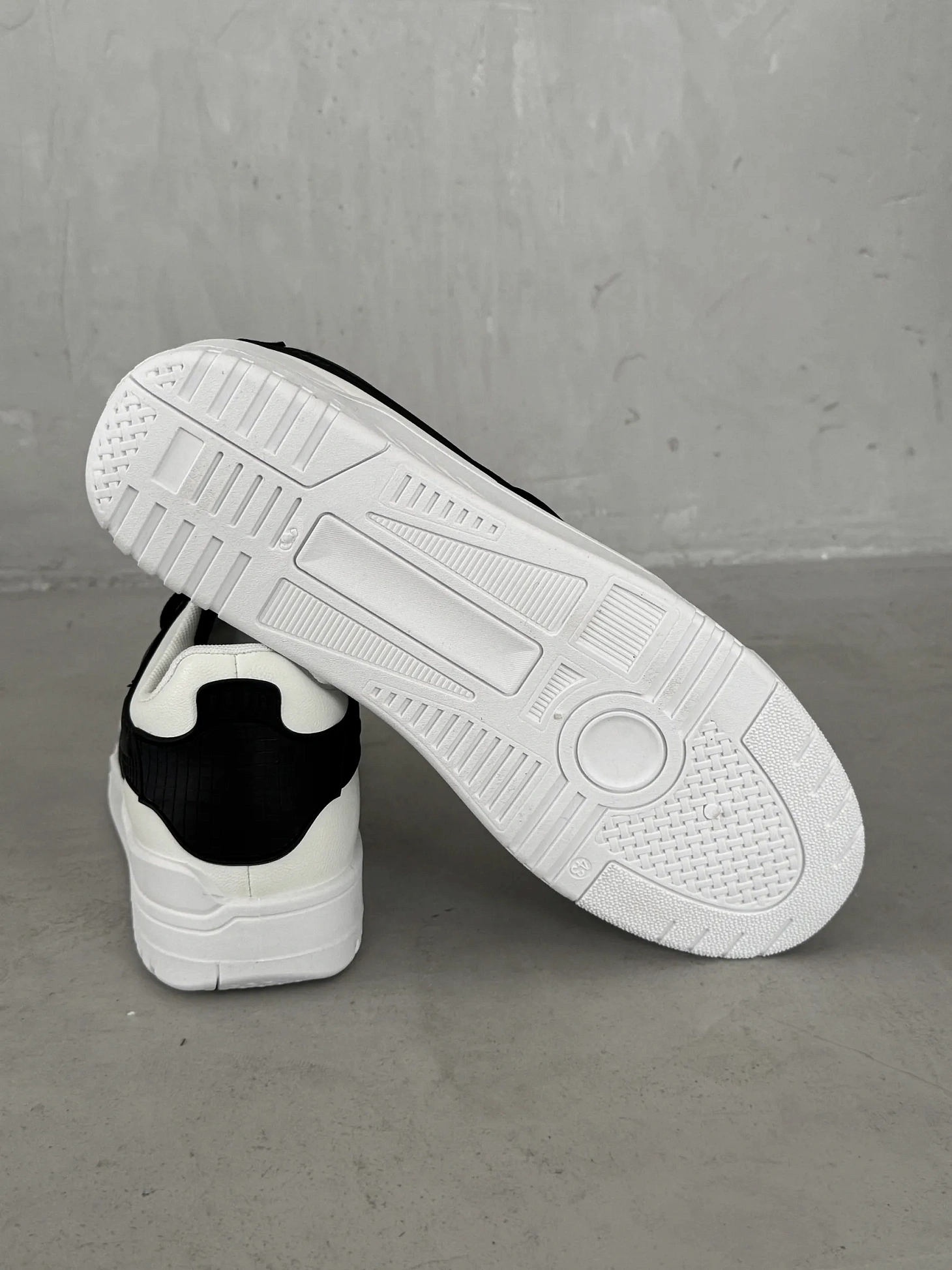 Демисезонные кроссовки спортивные