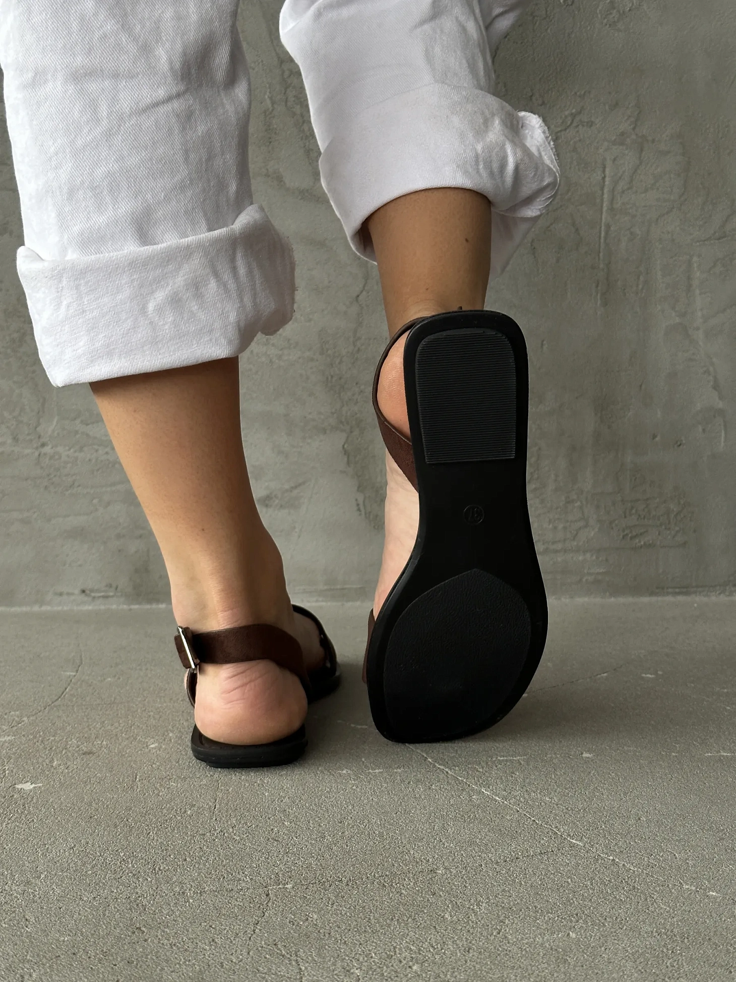 Летние босоножки женские через палец на плоской подошве