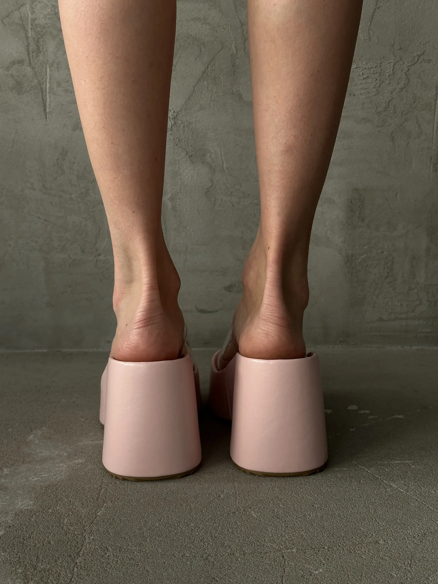 Летние босоножки женские на танкетке