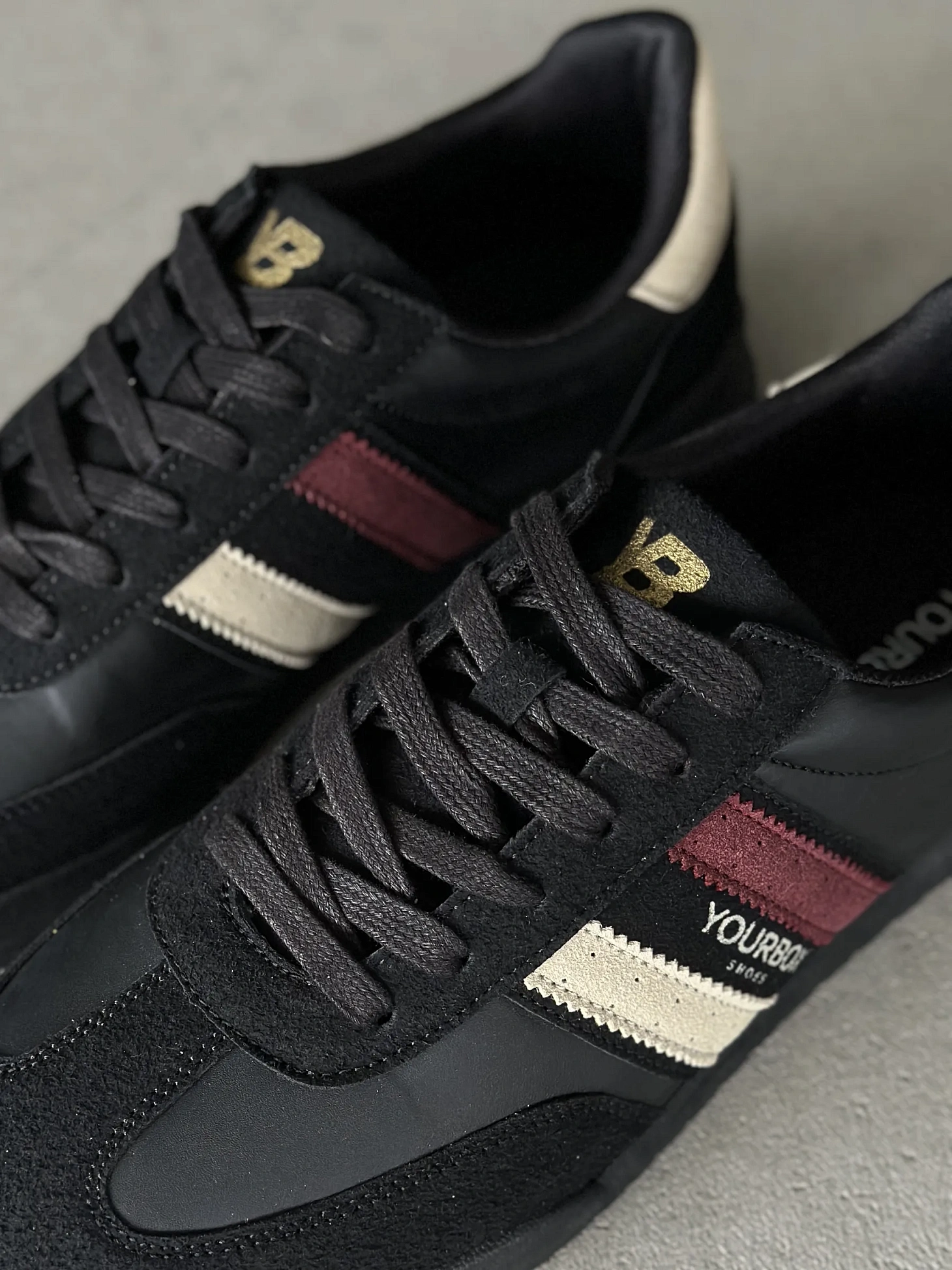 Демисезонные кроссовки на тонкой подошве