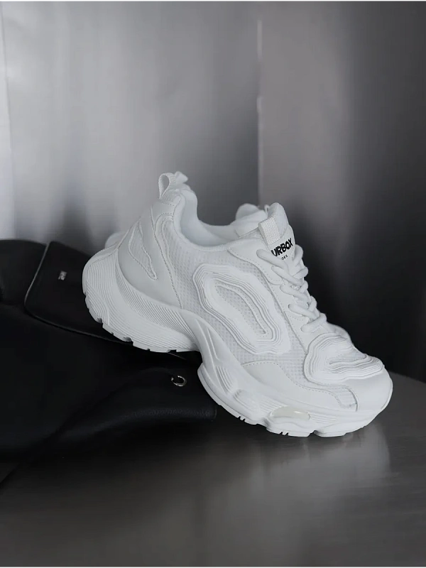 Кроссовки на высокой подошве повседневные