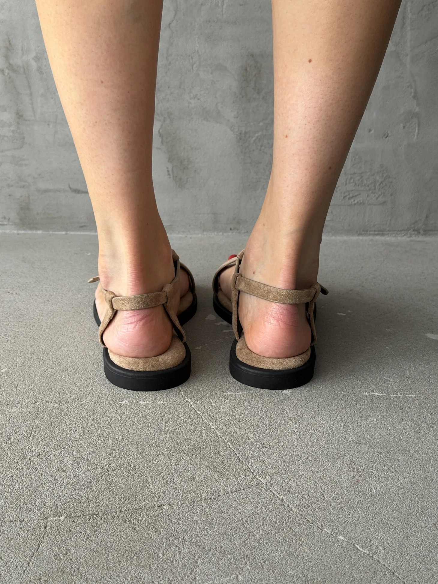 Летние босоножки женские через палец на плоской подошве