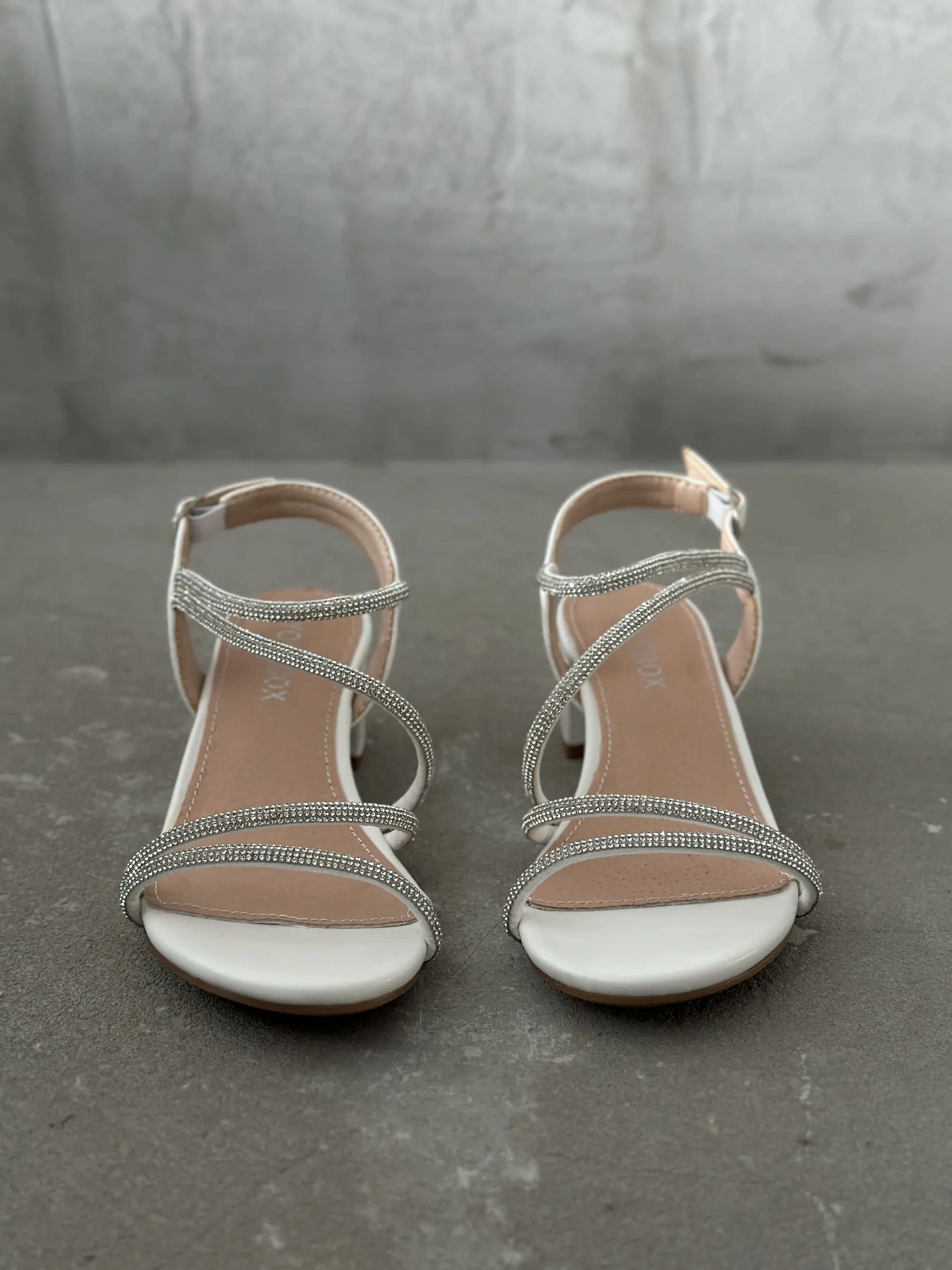 Летние босоножки подростковые на низком каблуке