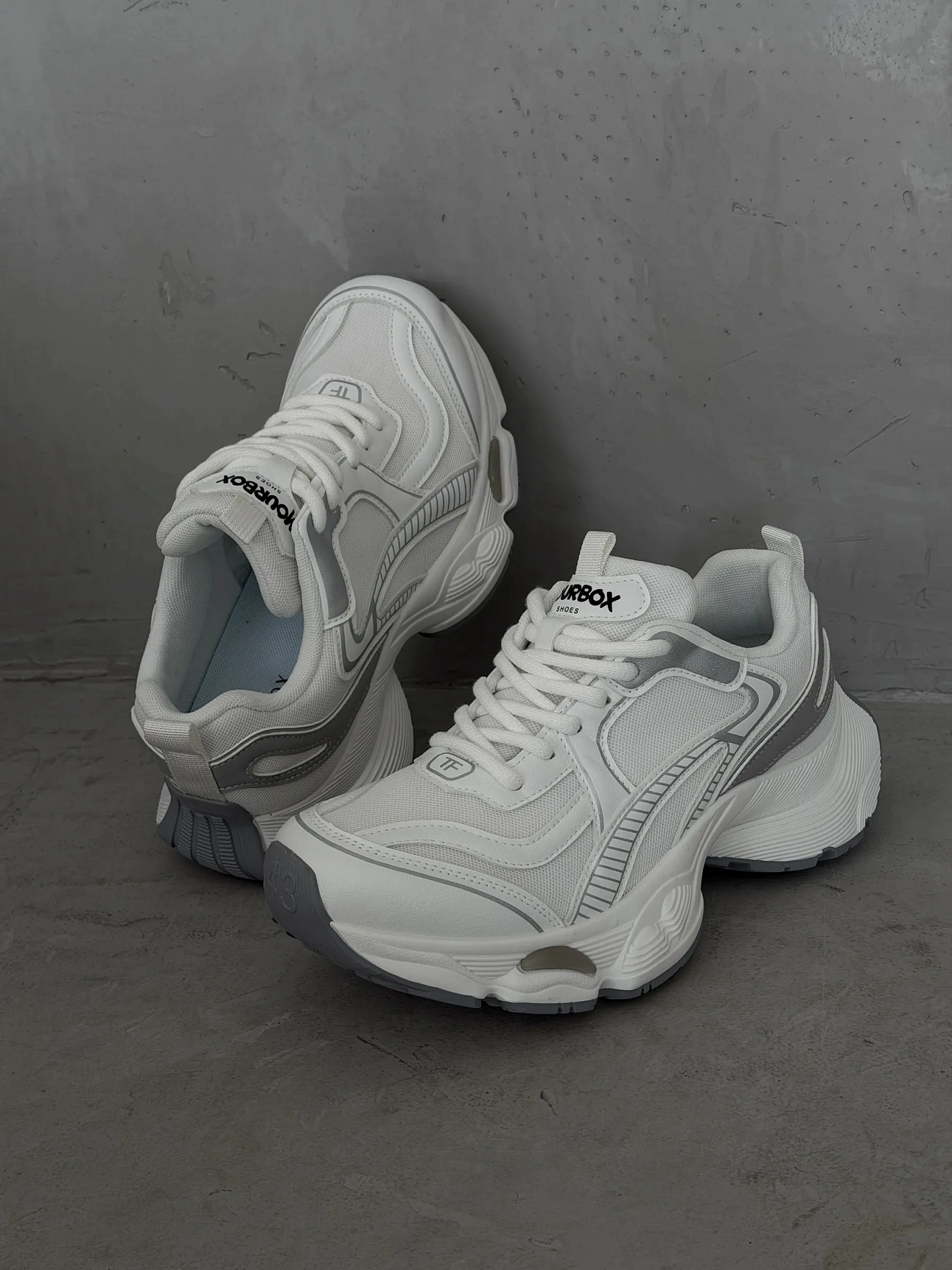 Кроссовки на высокой подошве повседневные