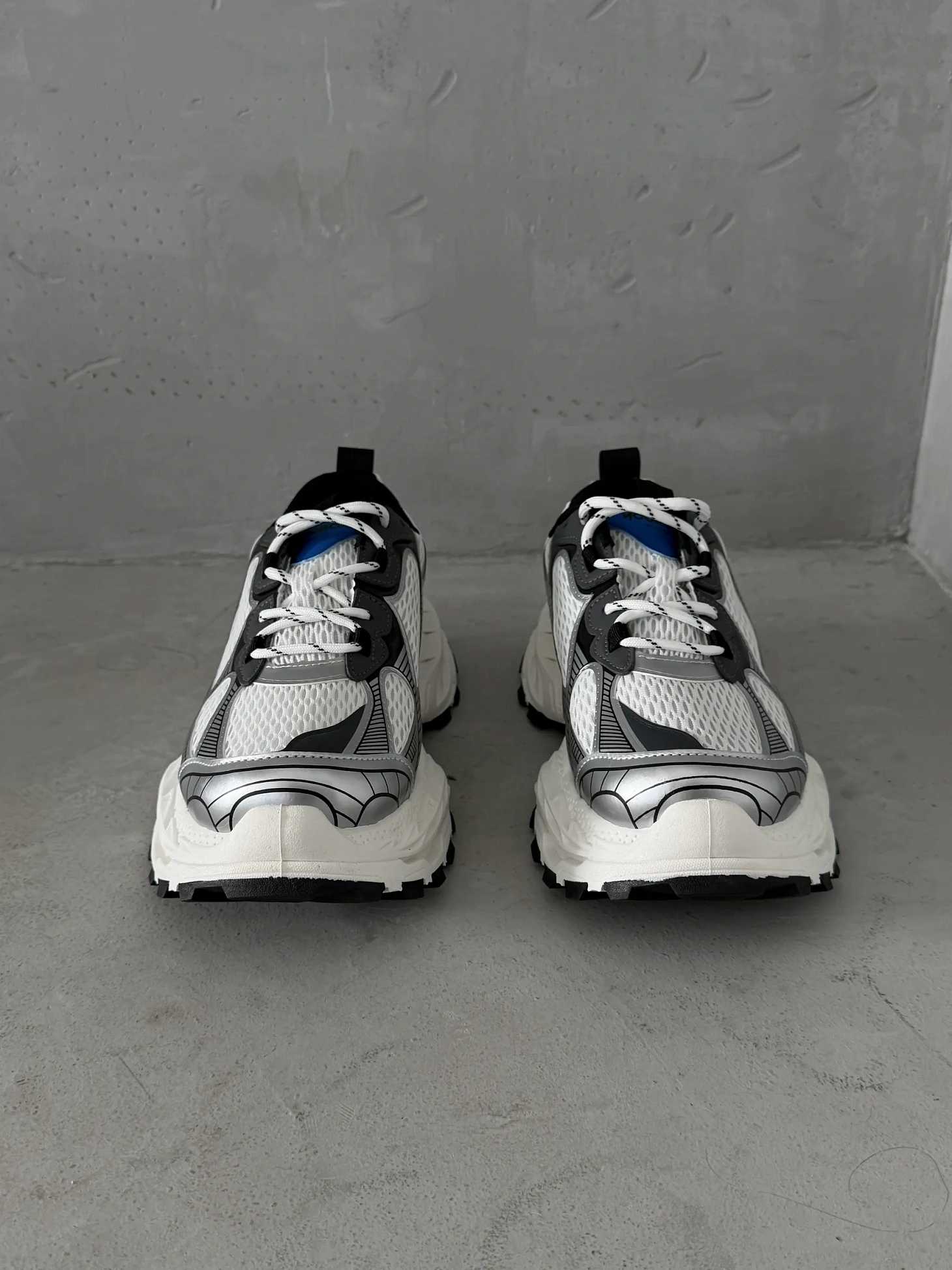 Кроссовки на высокой подошве повседневные