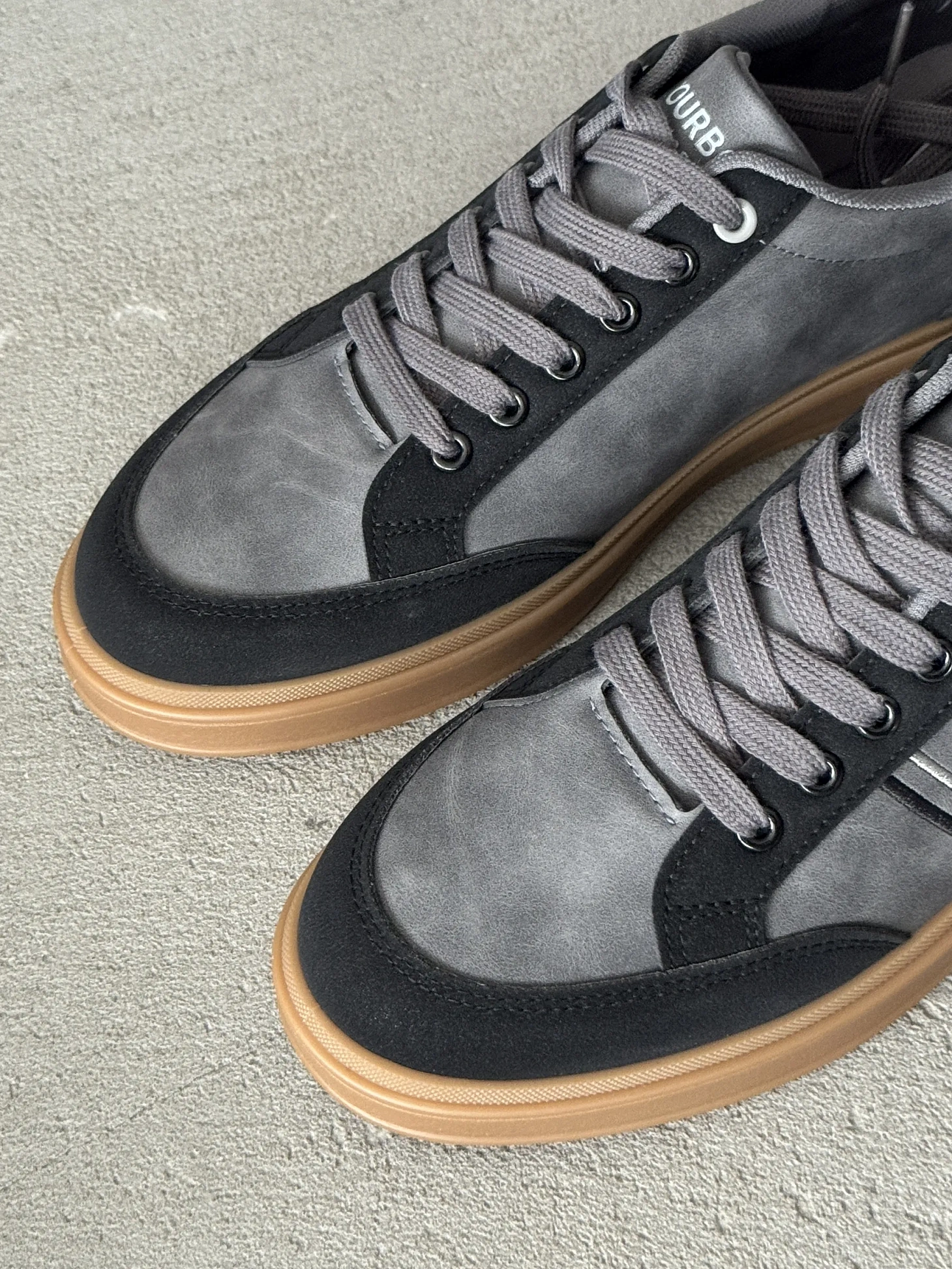 Демисезонные кроссовки на тонкой подошве