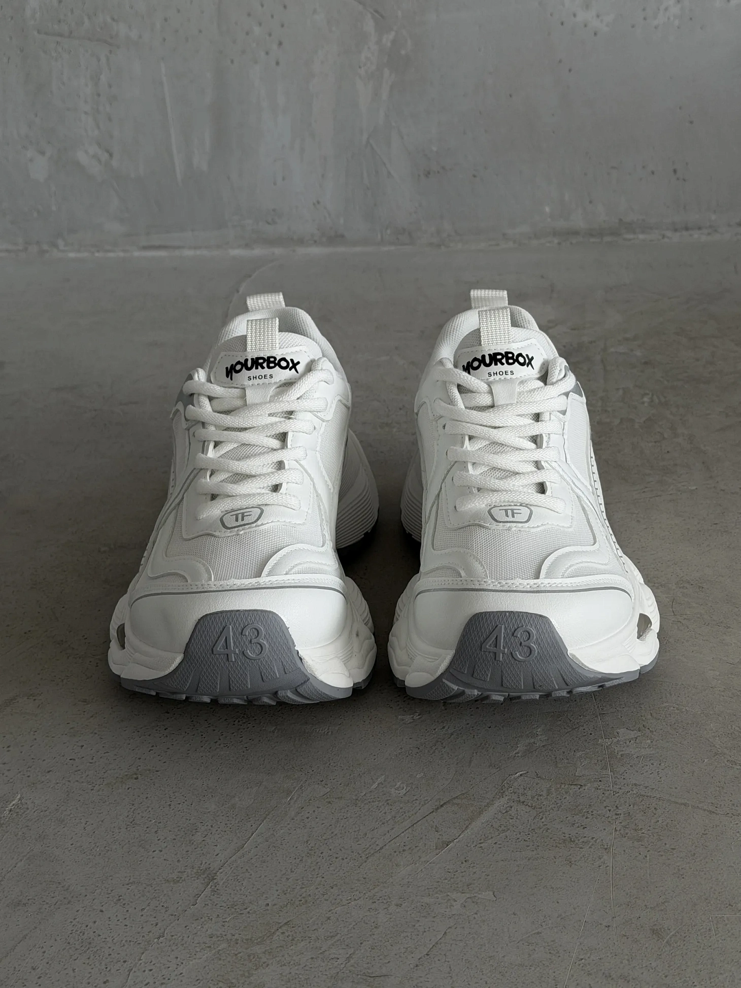 Кроссовки на высокой подошве повседневные