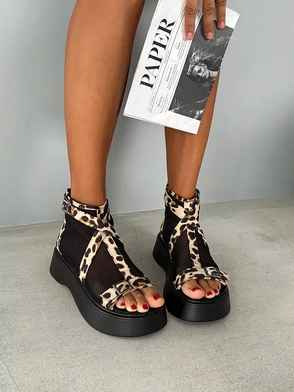 Босоножки сетка с закрытой пяткой на платформе