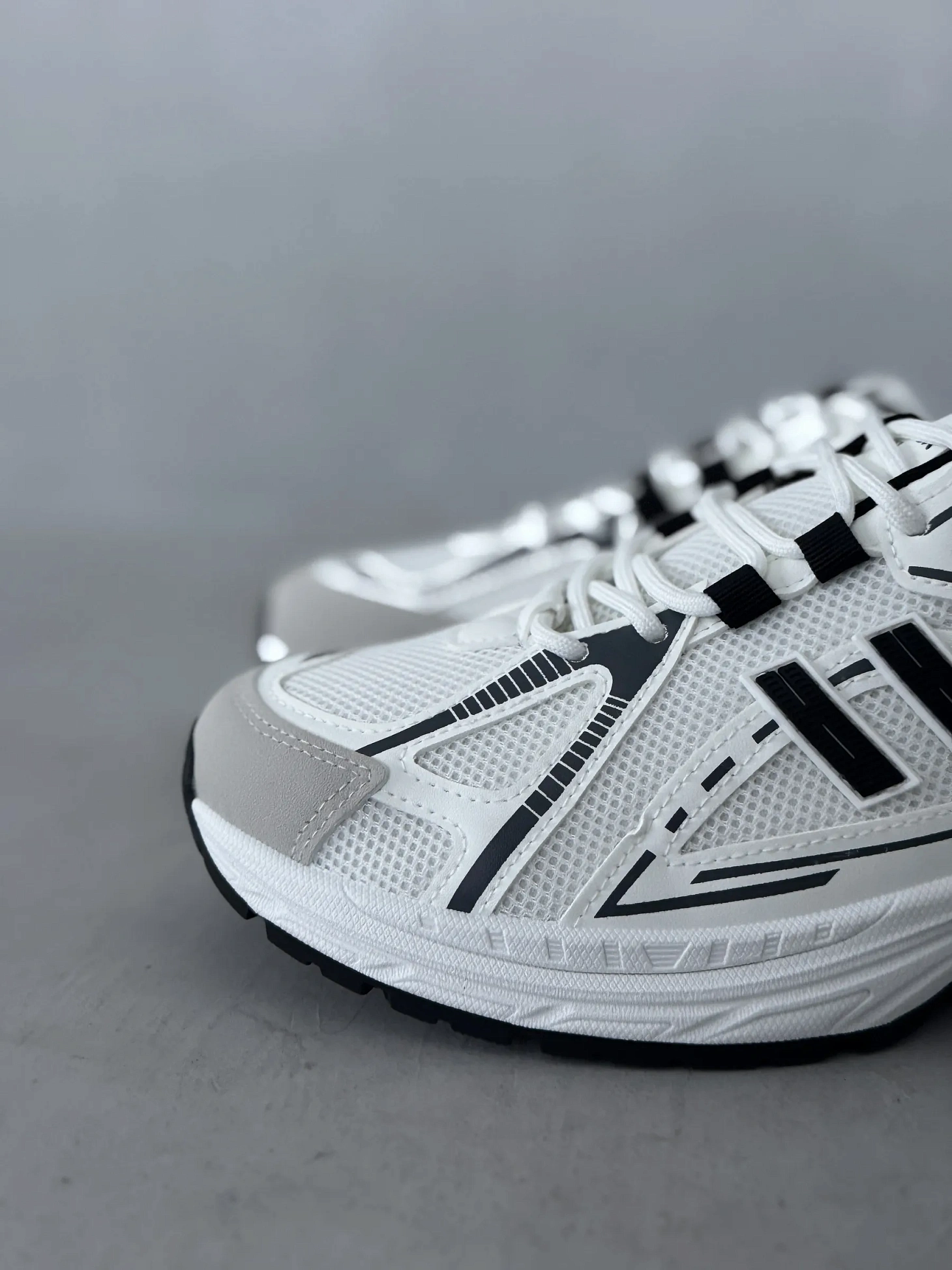 Кроссовки на высокой подошве повседневные