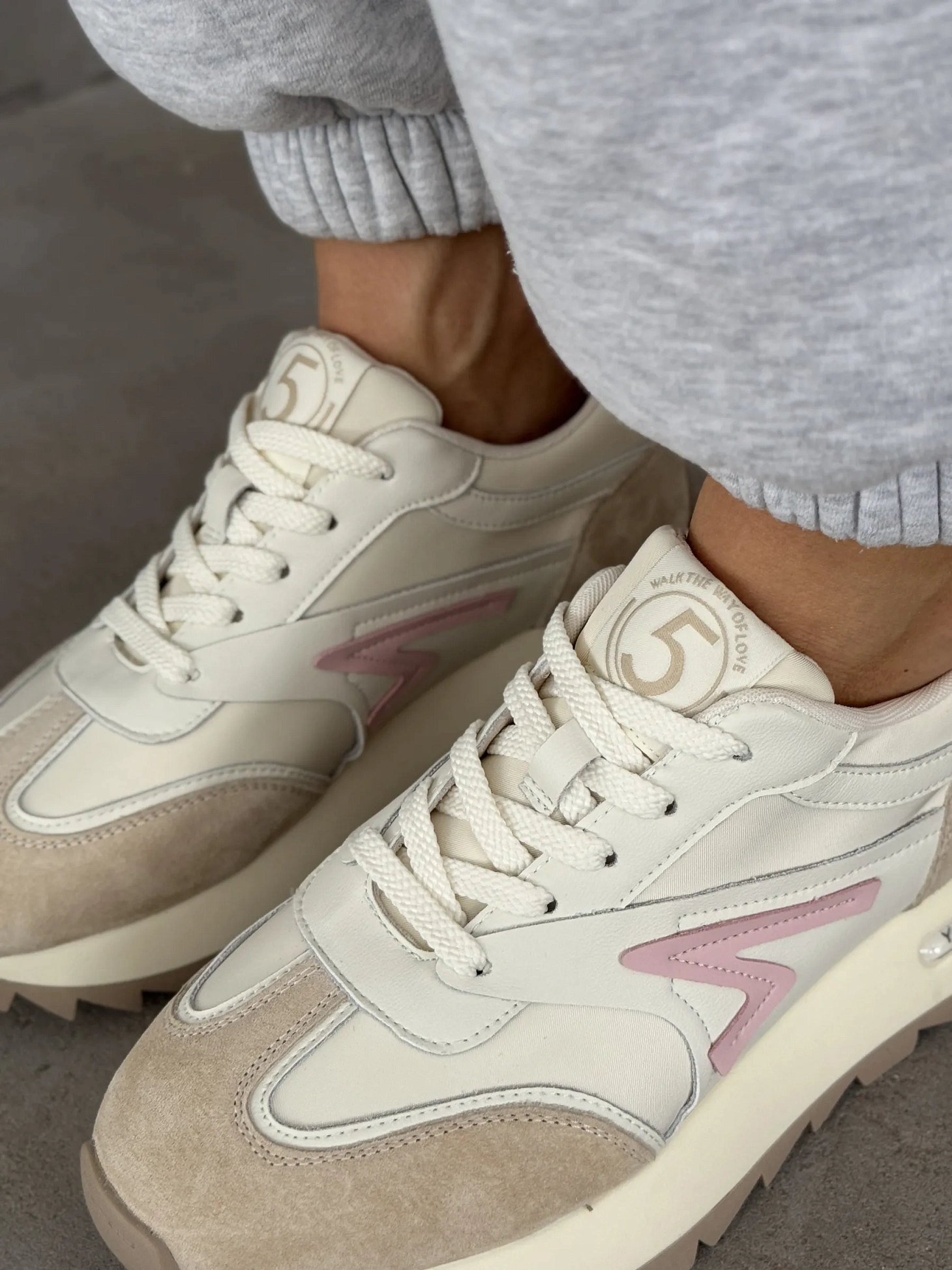 Кроссовки женские кожа