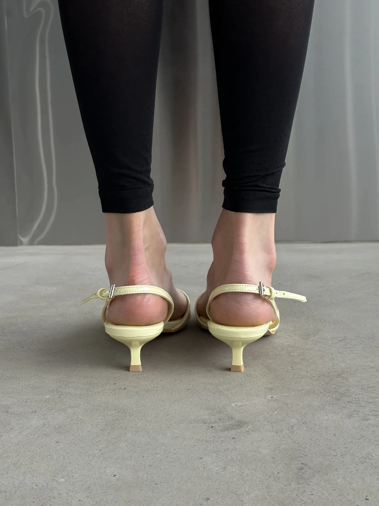 Летние босоножки на низком каблуке