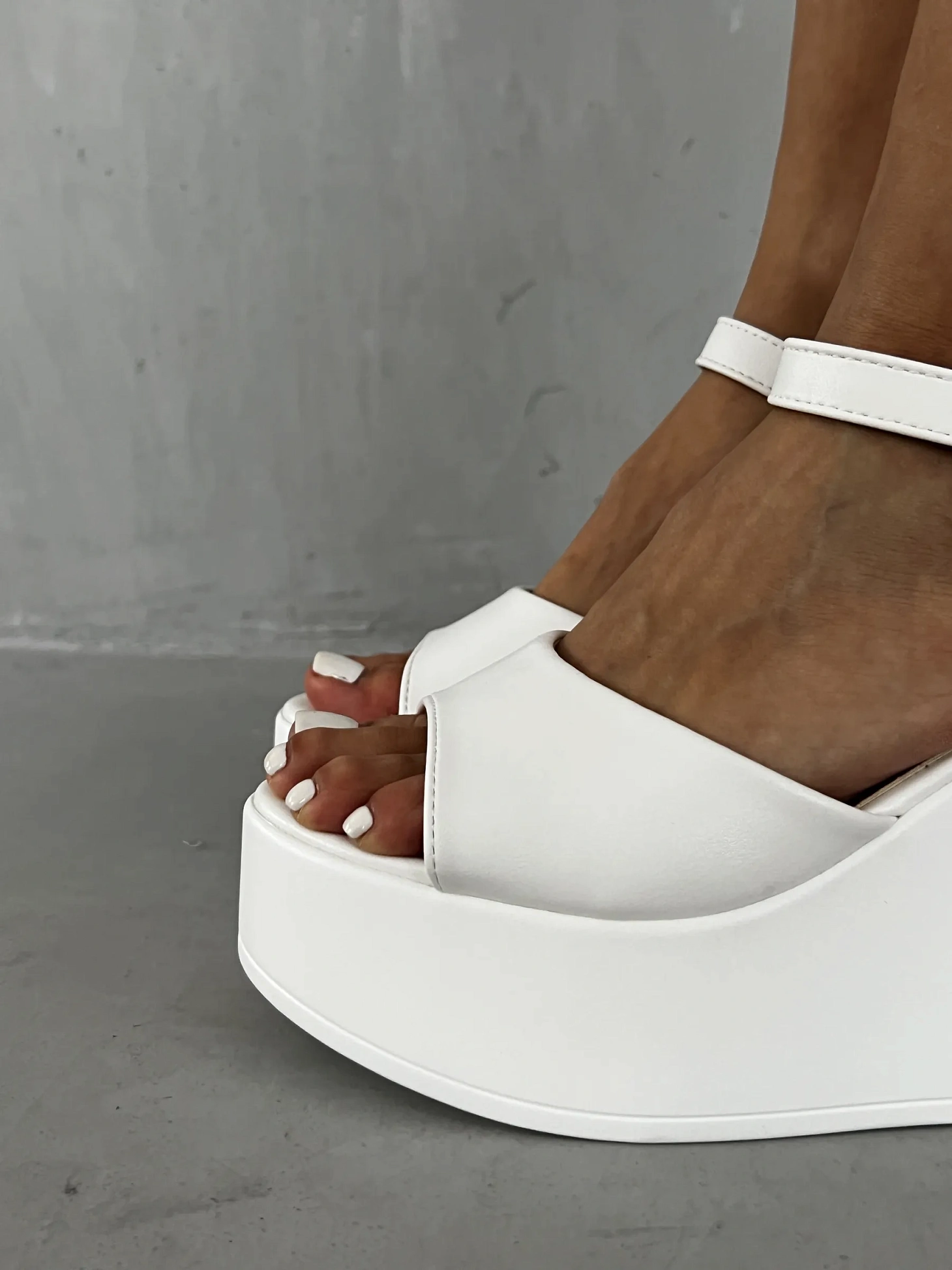 Летние босоножки на платформе танкетка