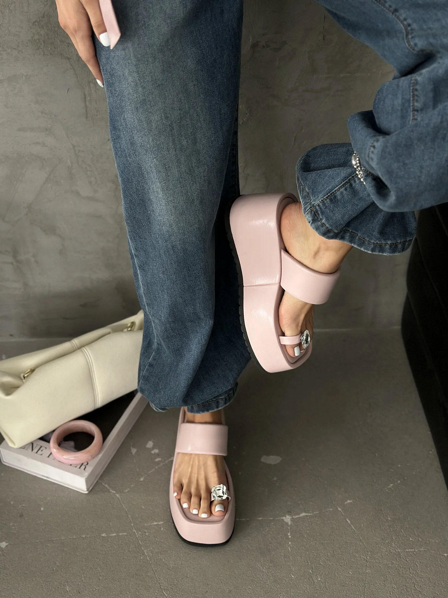 Летние босоножки женские на танкетке