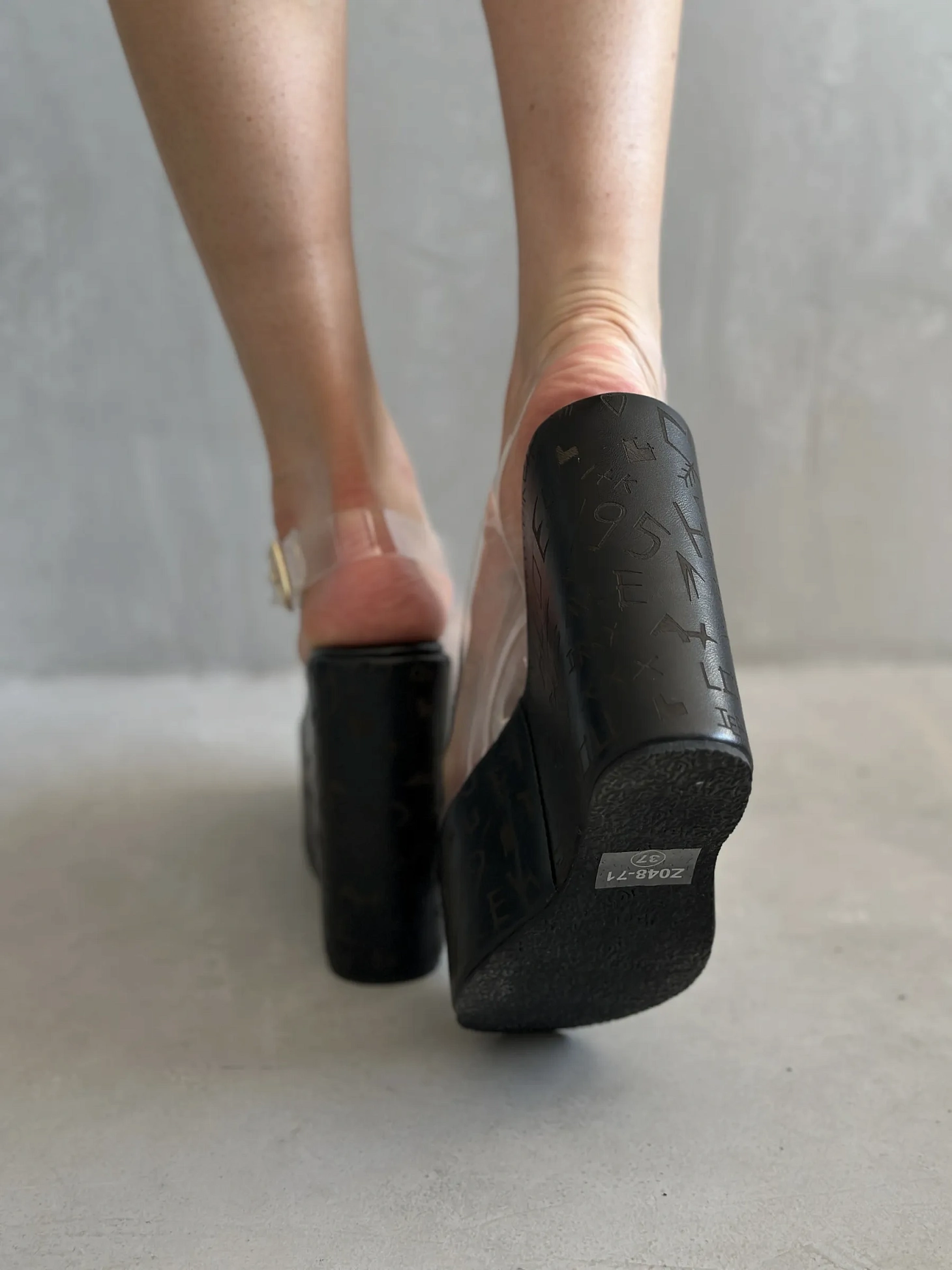 Летние босоножки на платформе танкетка