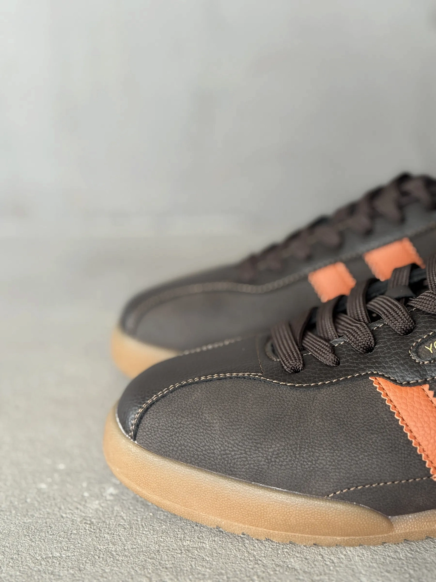 Демисезонные кроссовки на тонкой подошве