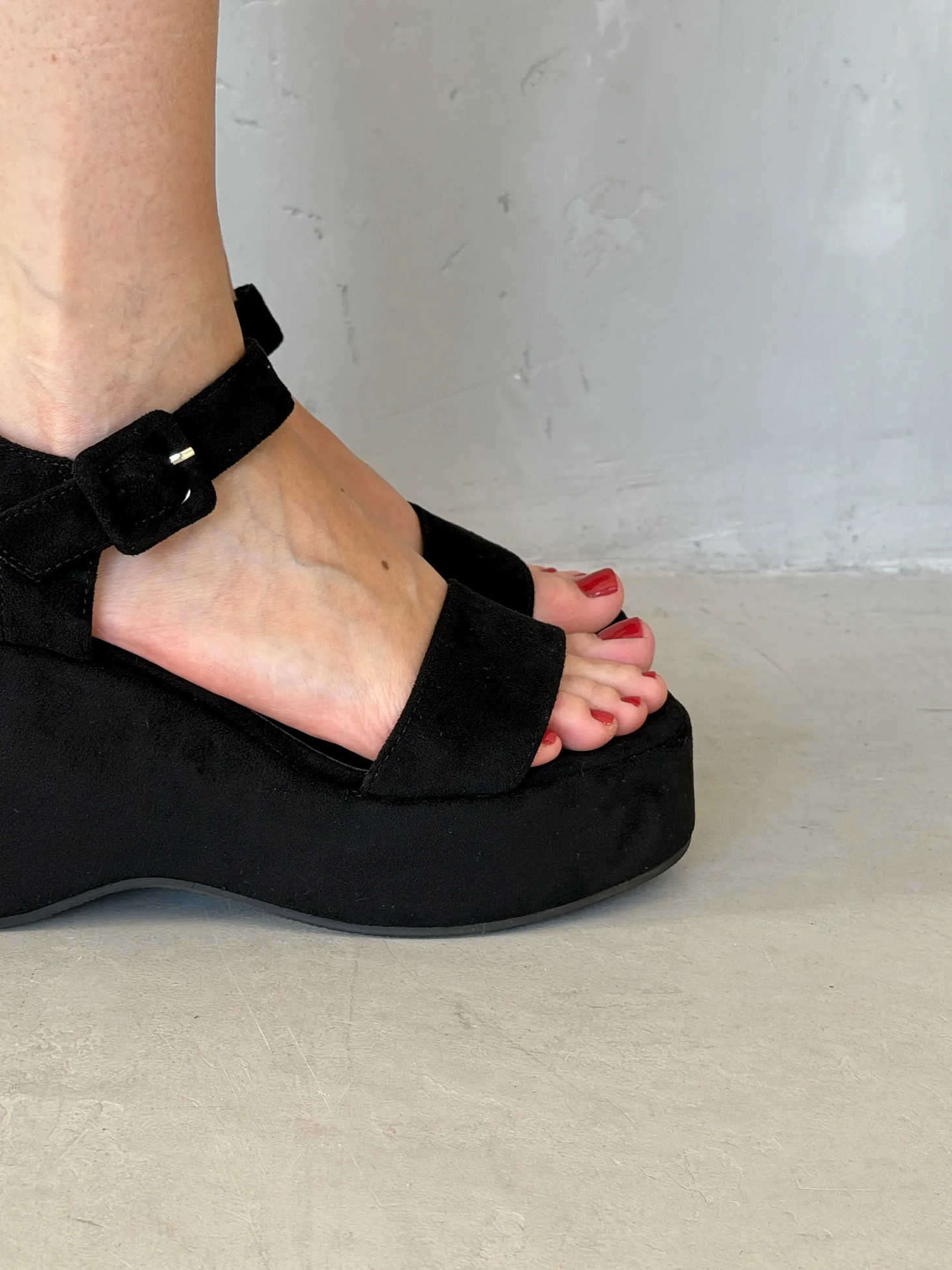 Летние босоножки на платформе танкетка