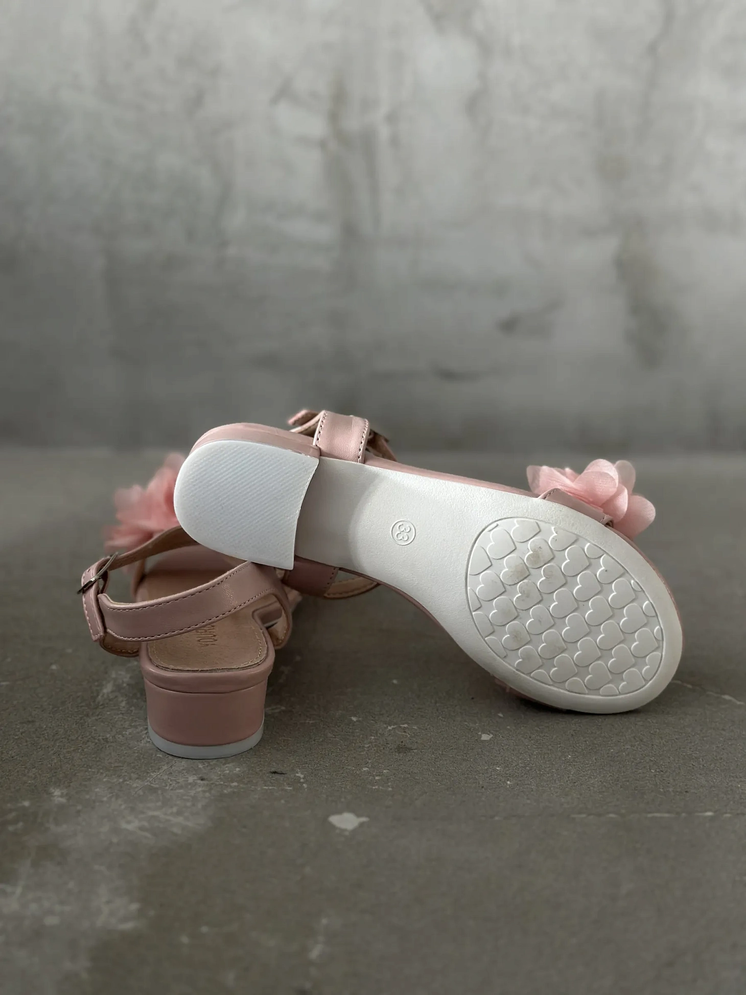 Летние босоножки подростковые на низком каблуке