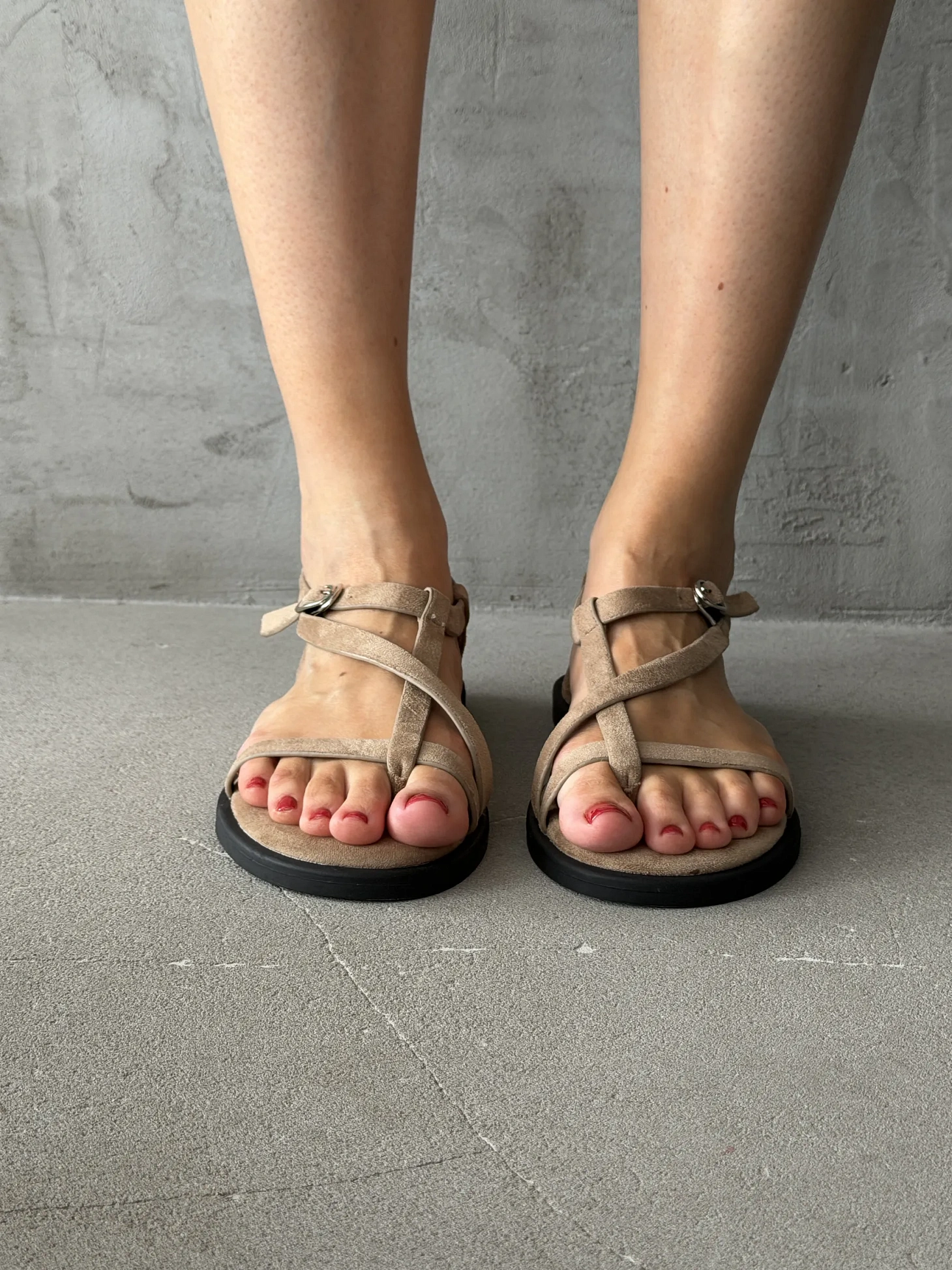 Летние босоножки женские через палец на плоской подошве