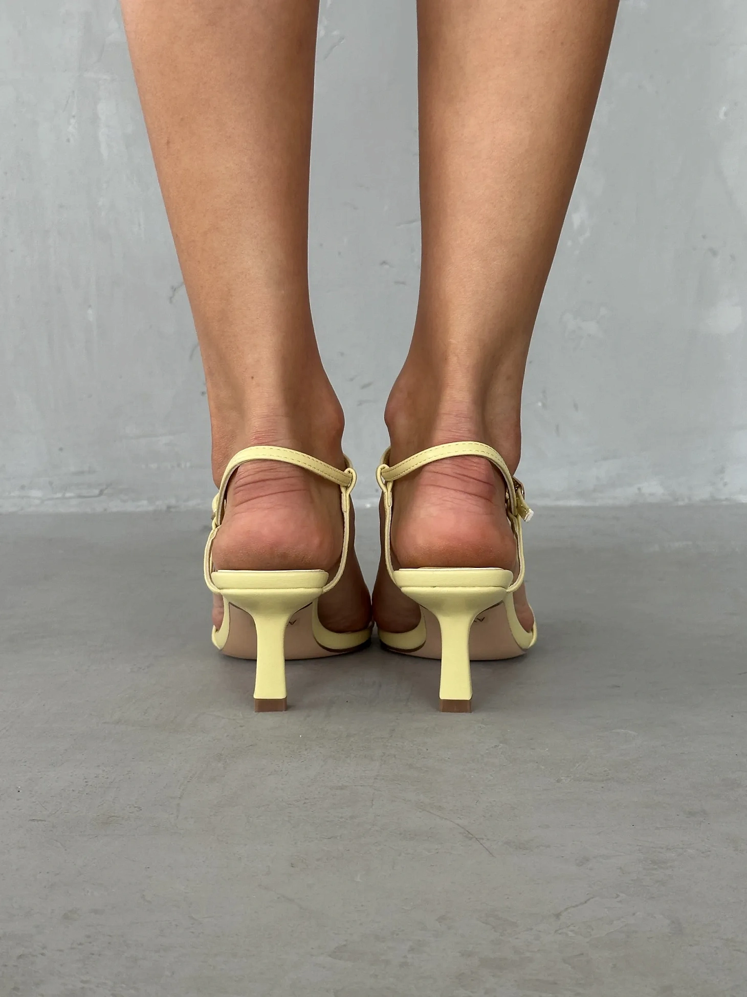 Летние босоножки на шпильке