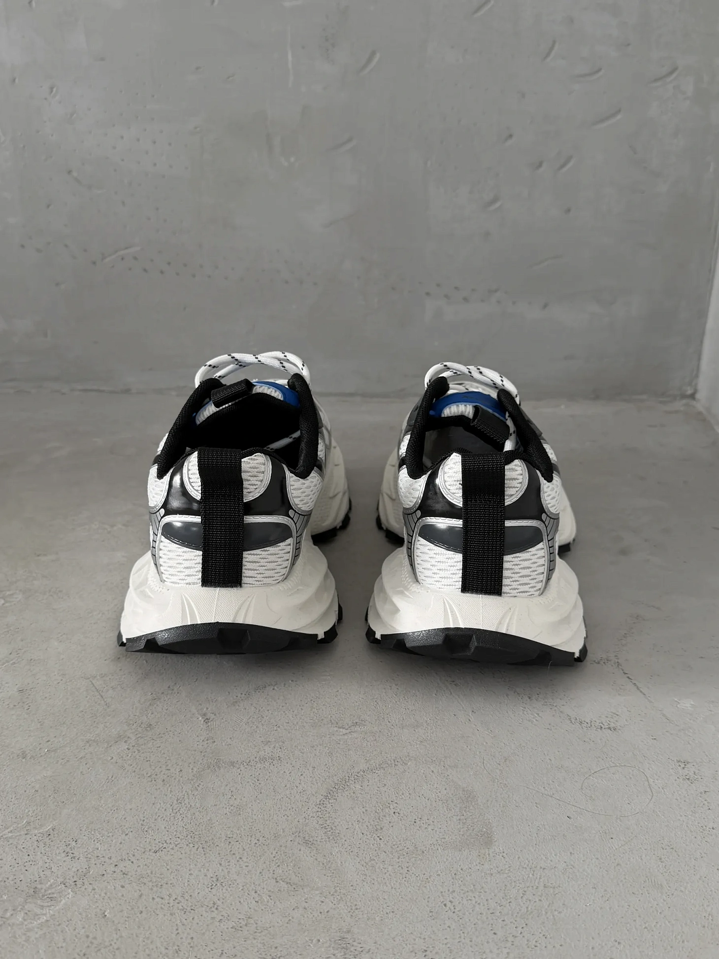 Кроссовки на высокой подошве повседневные