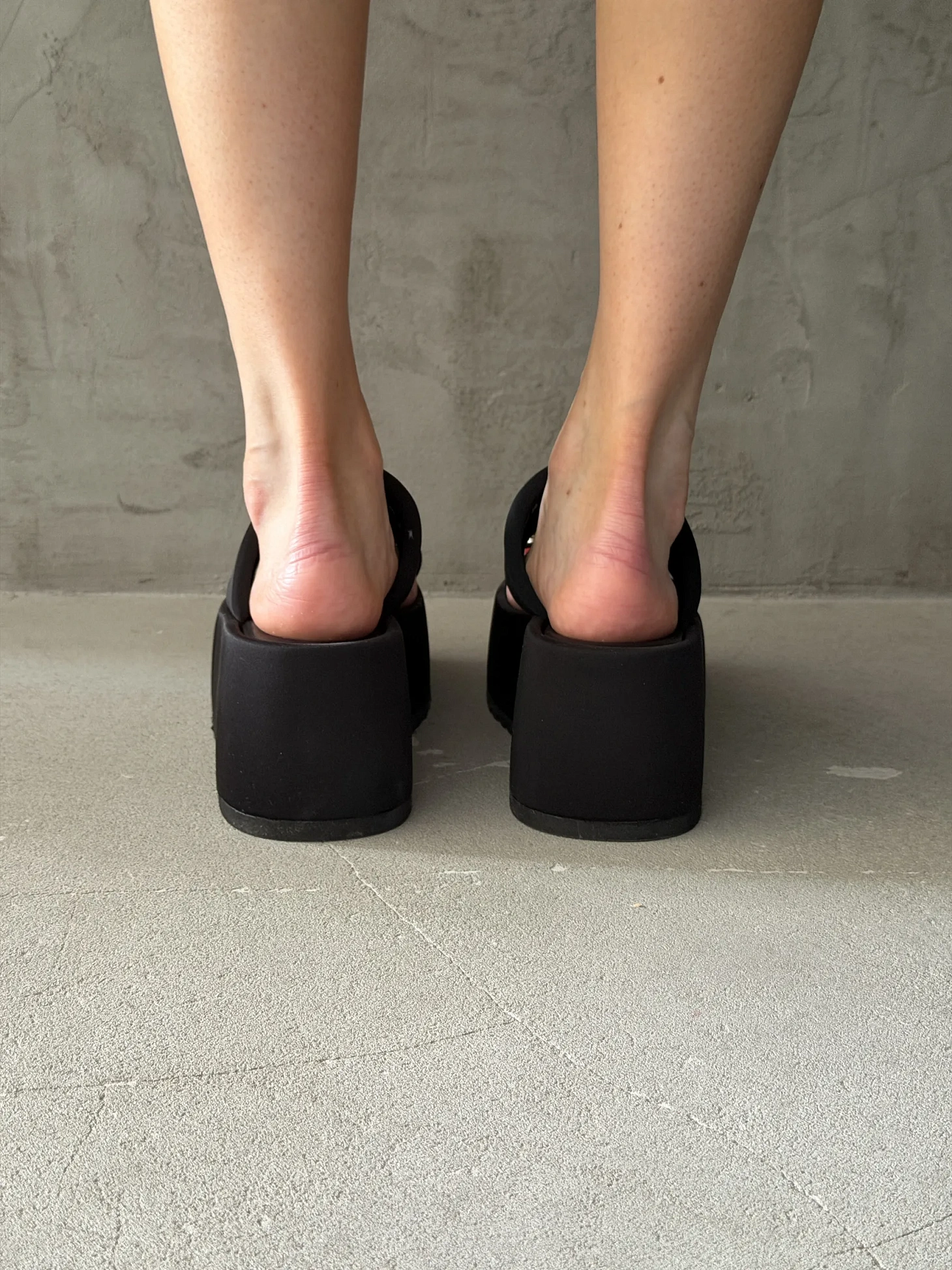 Летние босоножки женские на танкетке