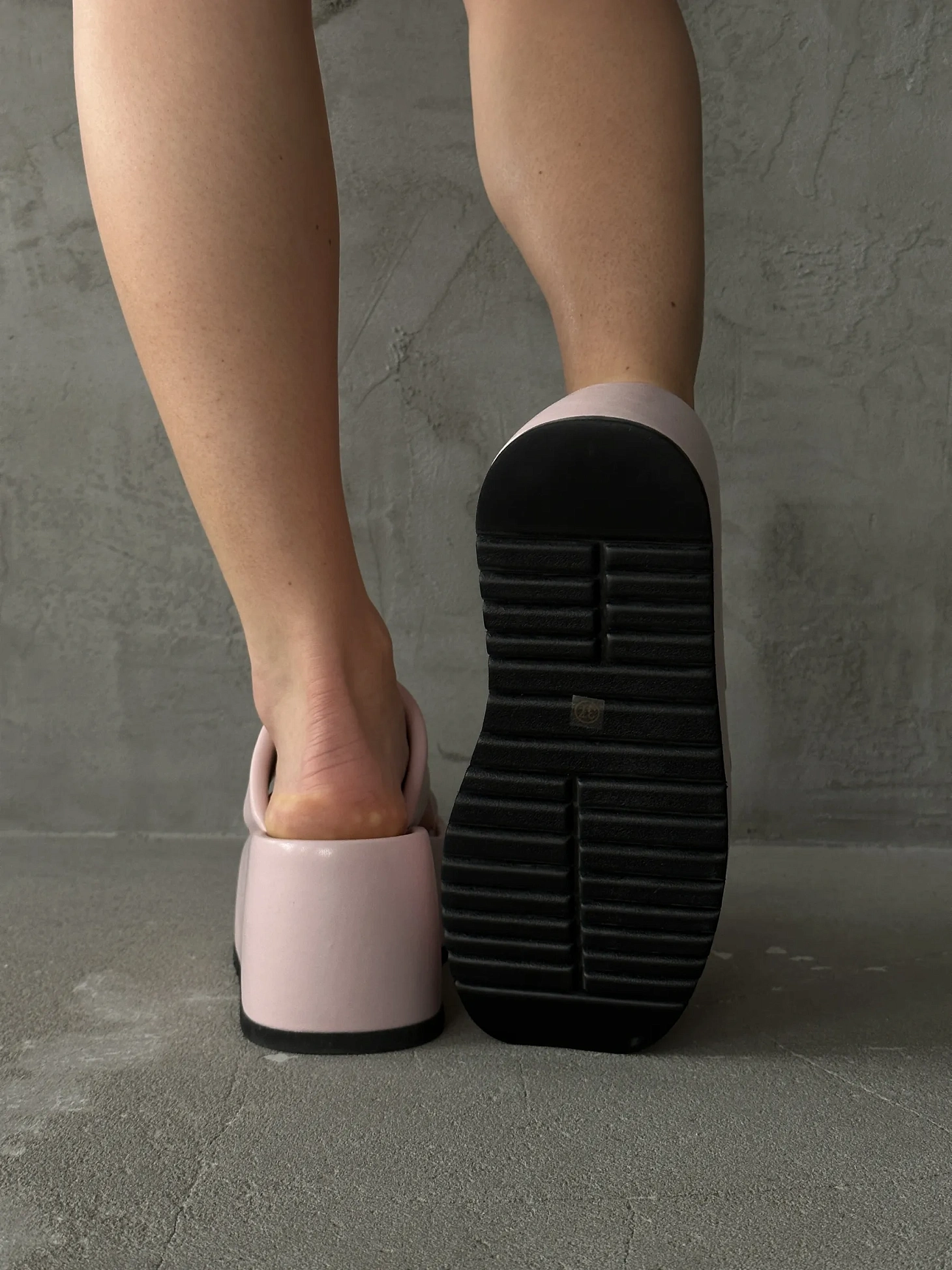 Летние босоножки женские на танкетке