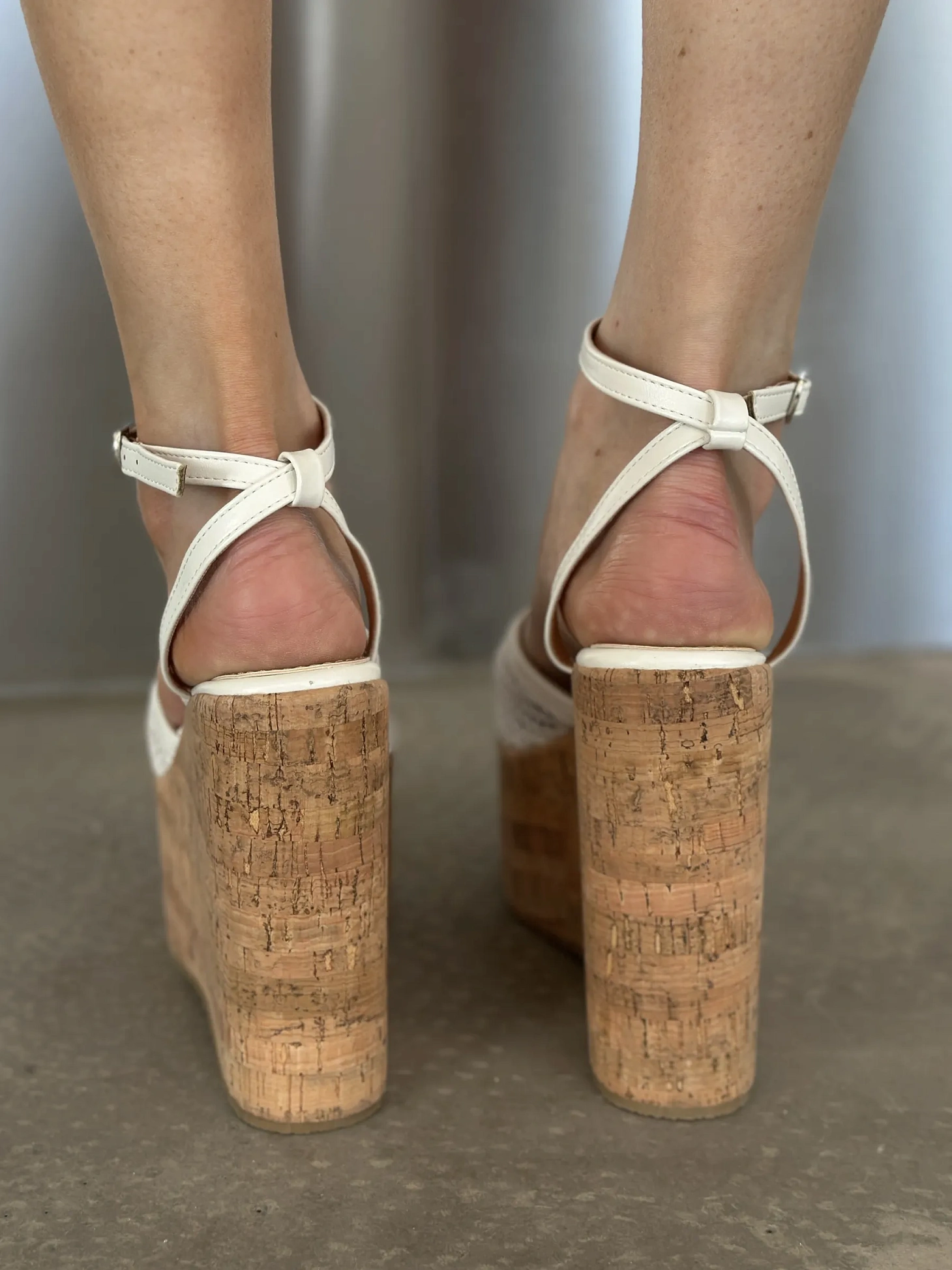 Летние босоножки на платформе танкетка