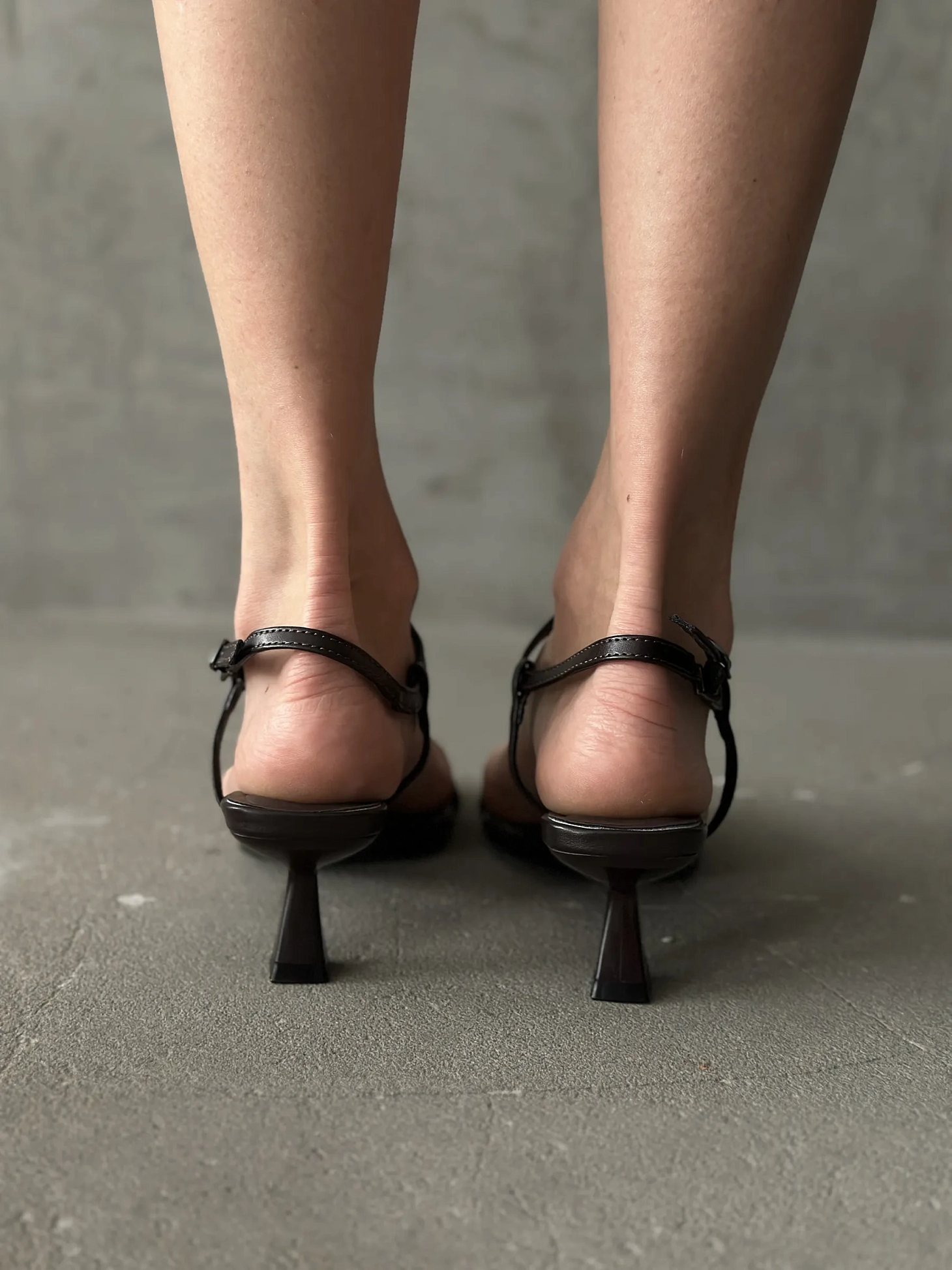 Летние босоножки женские на низком каблуке