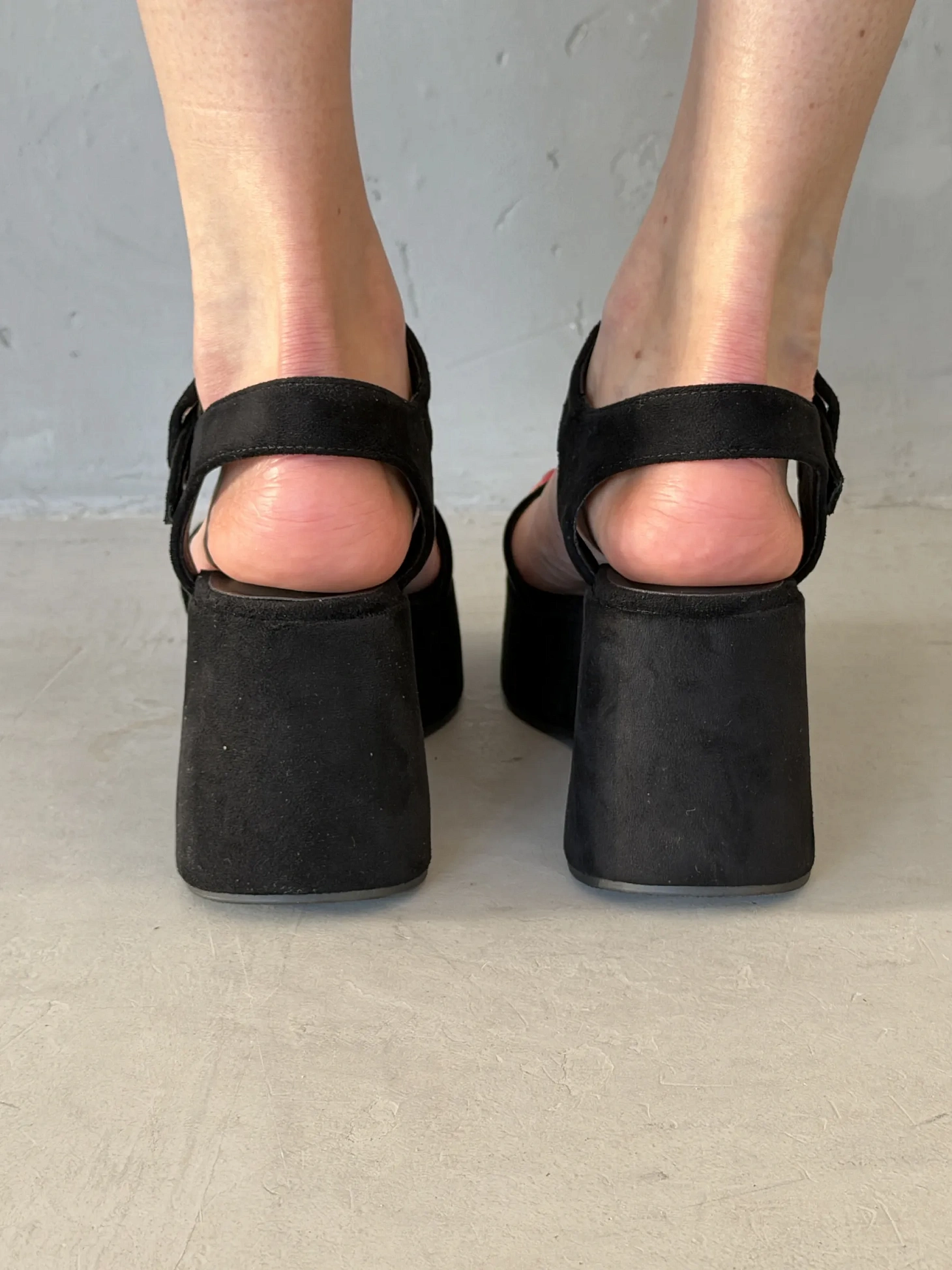 Летние босоножки на платформе танкетка