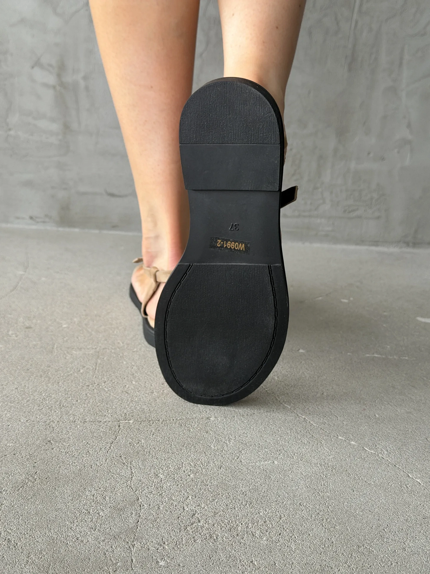 Летние босоножки женские через палец на плоской подошве