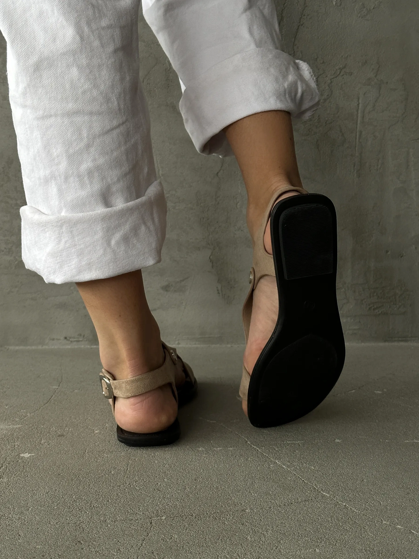 Летние босоножки женские через палец на плоской подошве