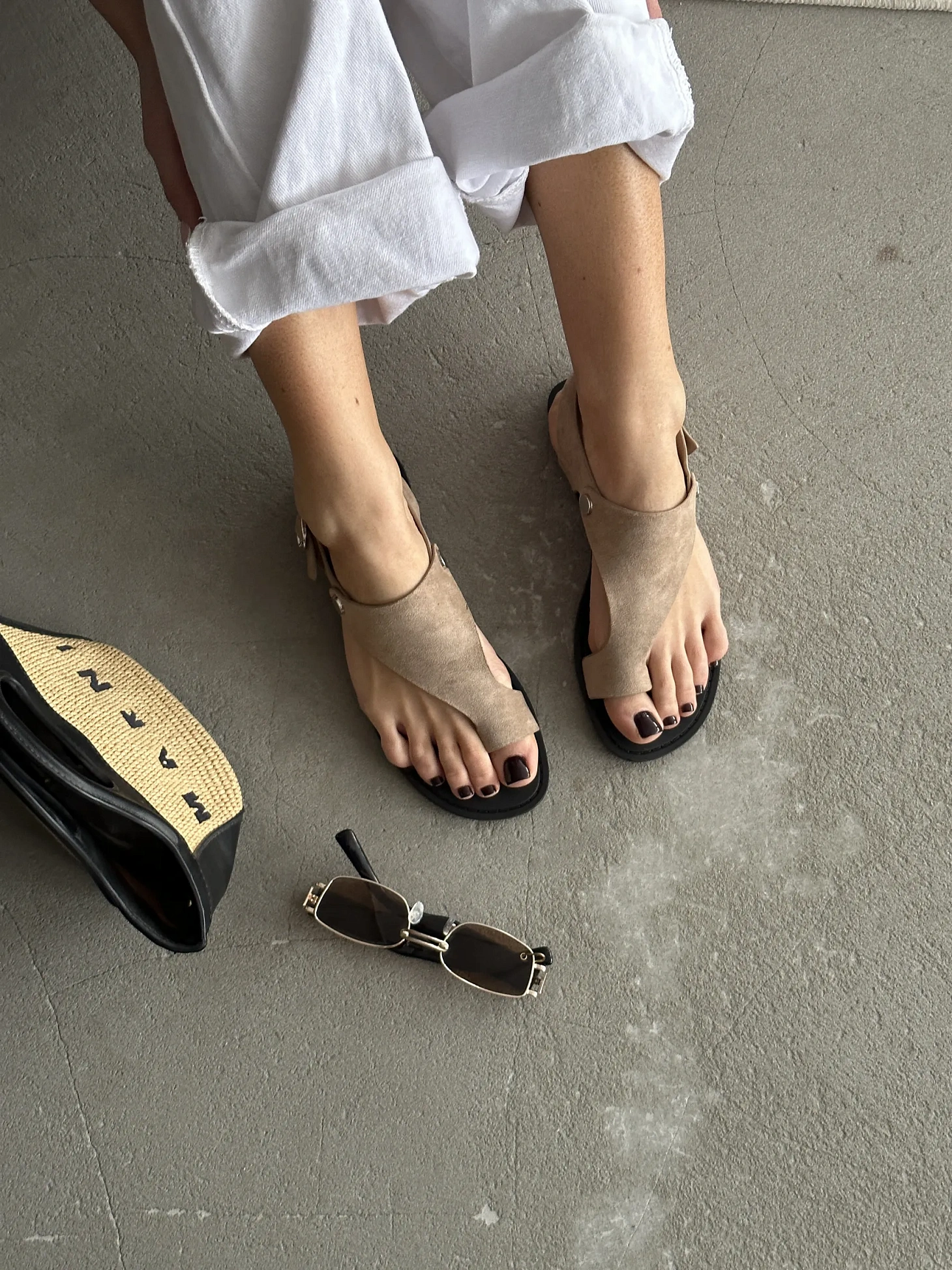 Летние босоножки женские через палец на плоской подошве