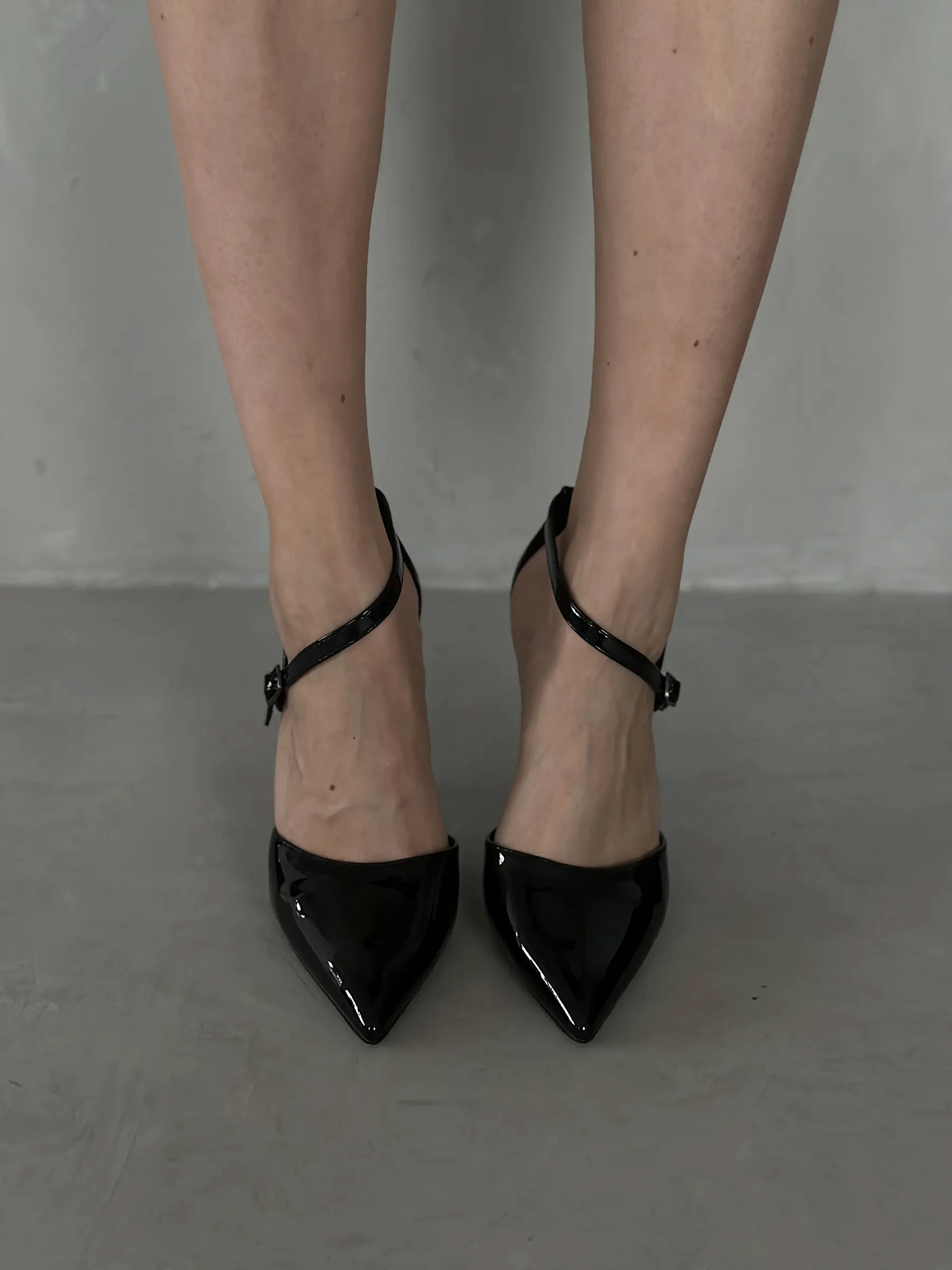 Туфли женские на каблуке с закрытой пяткой вечерние