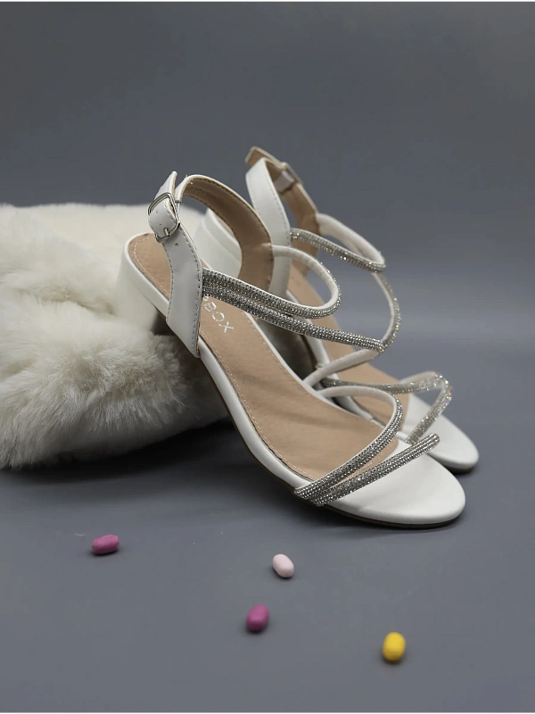 Летние босоножки подростковые на низком каблуке