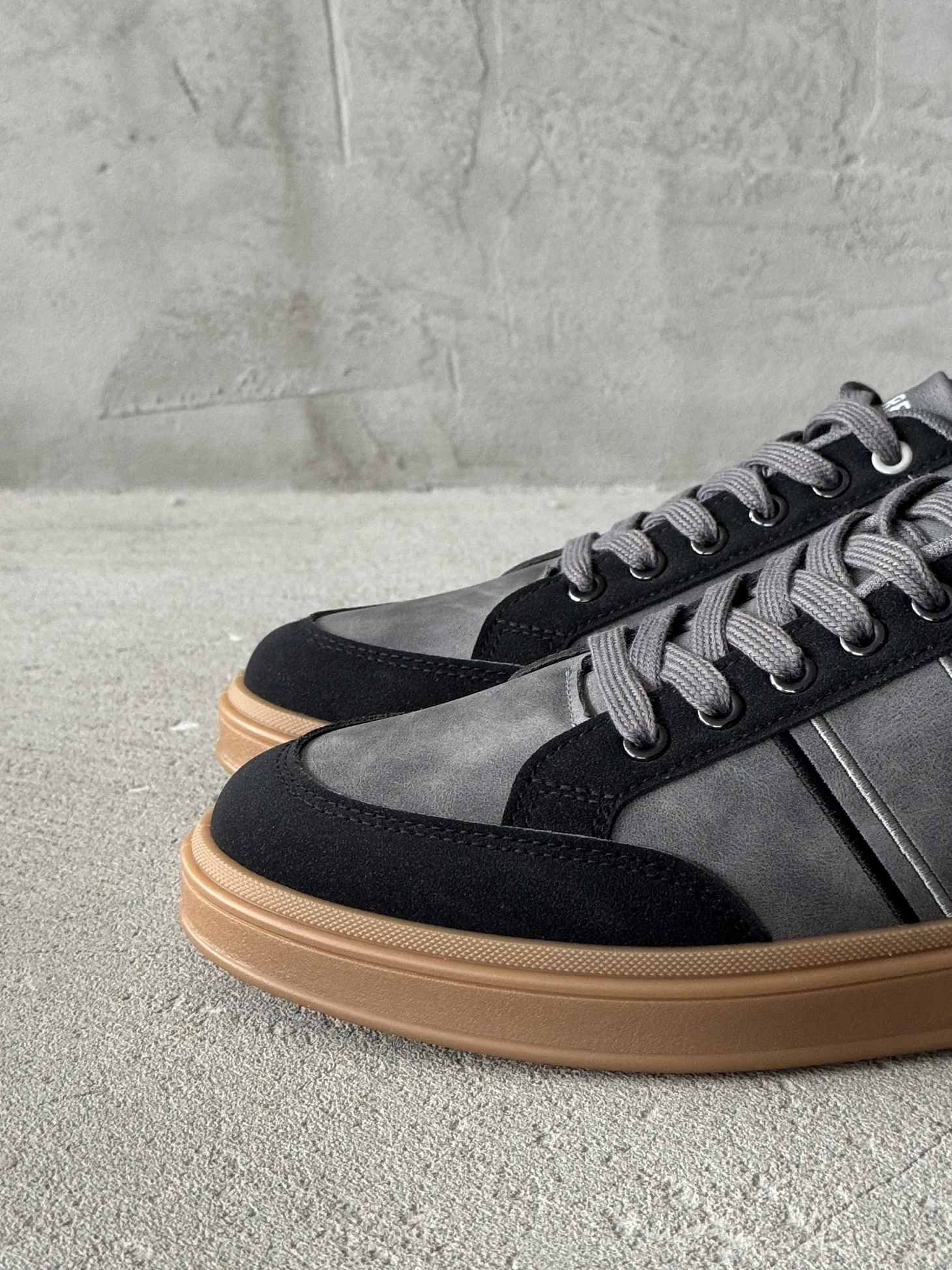 Демисезонные кроссовки на тонкой подошве