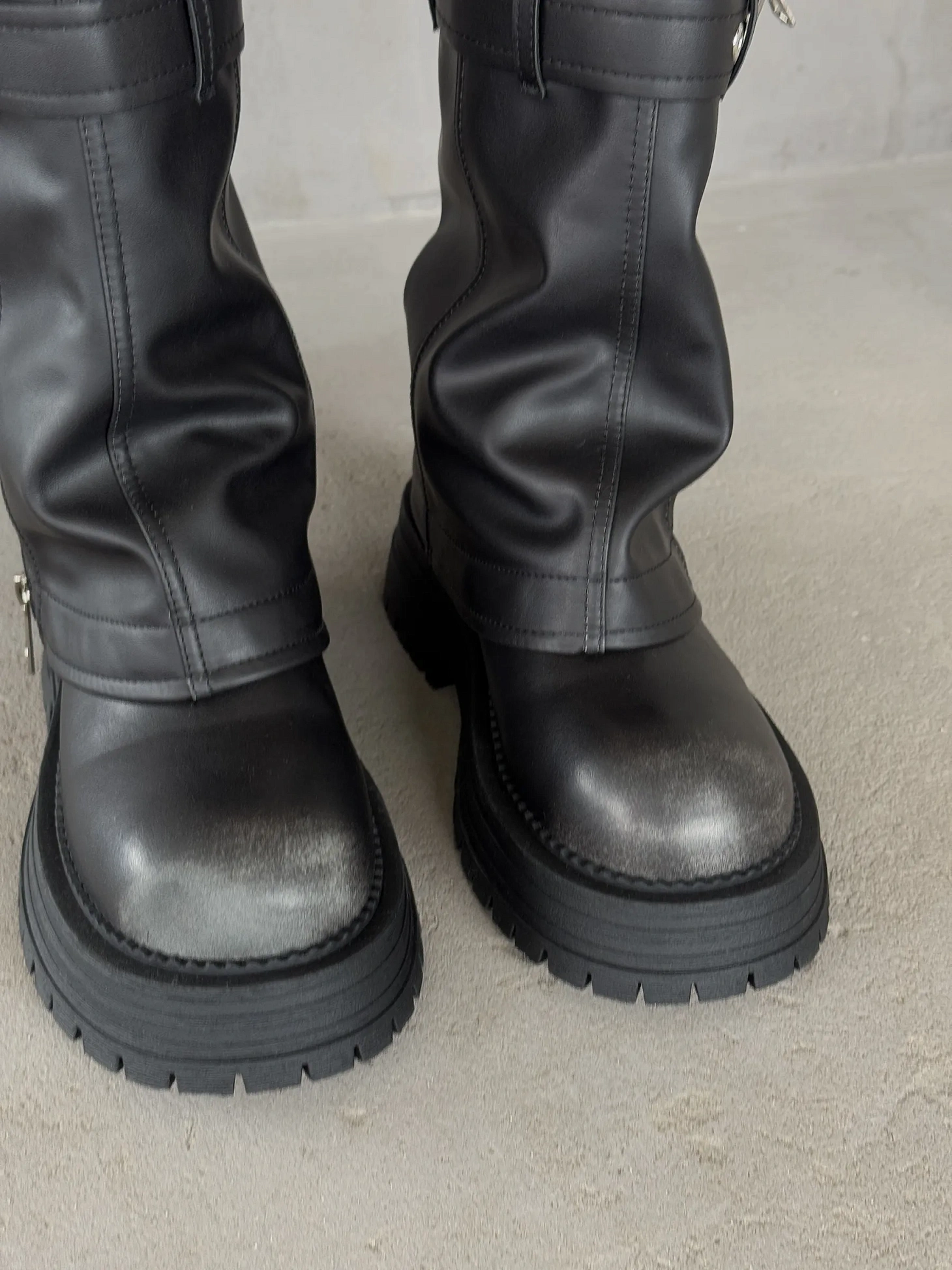 Демисезонные ботинки высокие на платформе