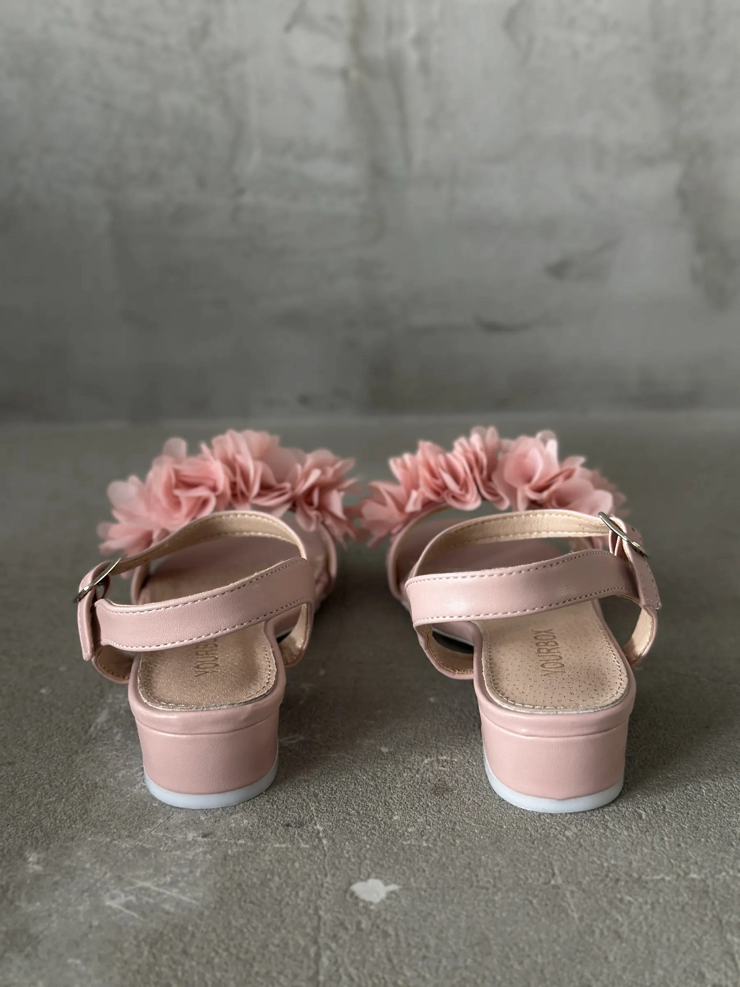 Летние босоножки подростковые на низком каблуке