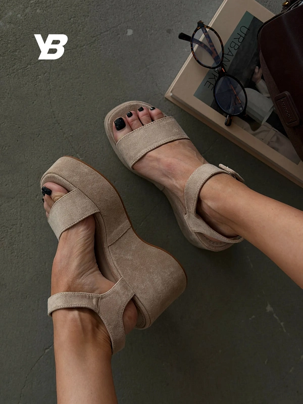 Летние босоножки на платформе танкетка