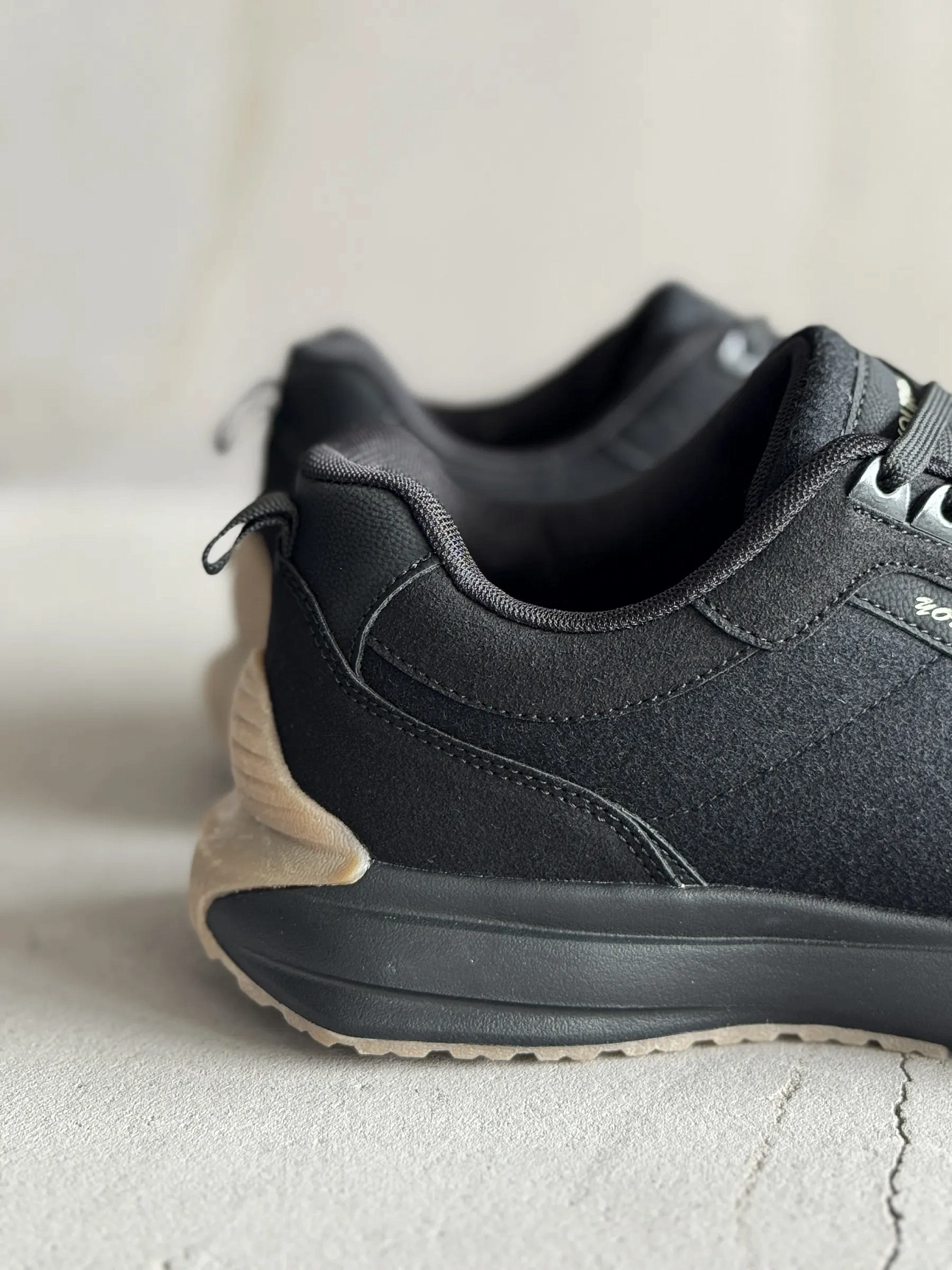 Демисезонные кроссовки спортивные