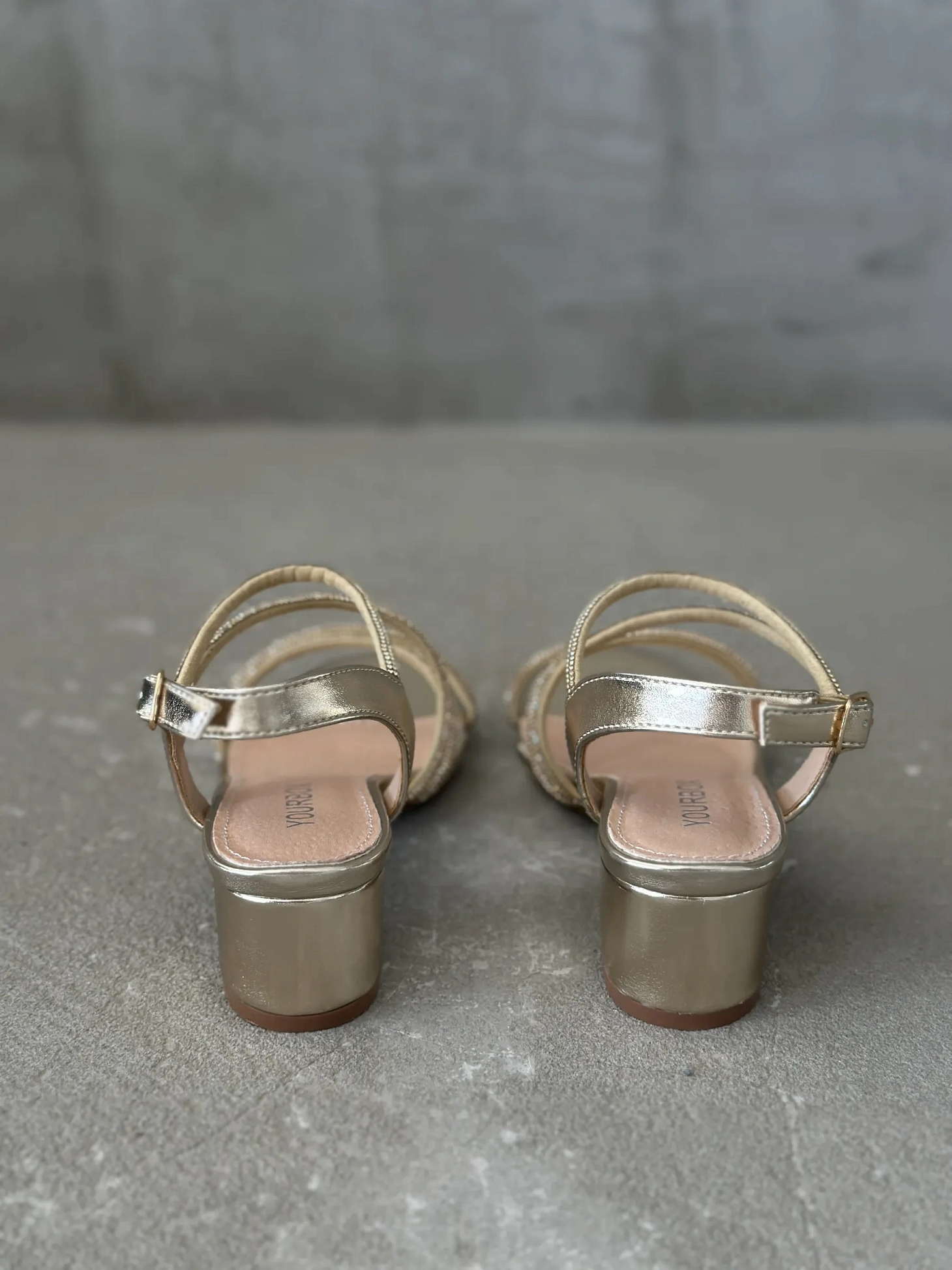 Летние босоножки подростковые на низком каблуке