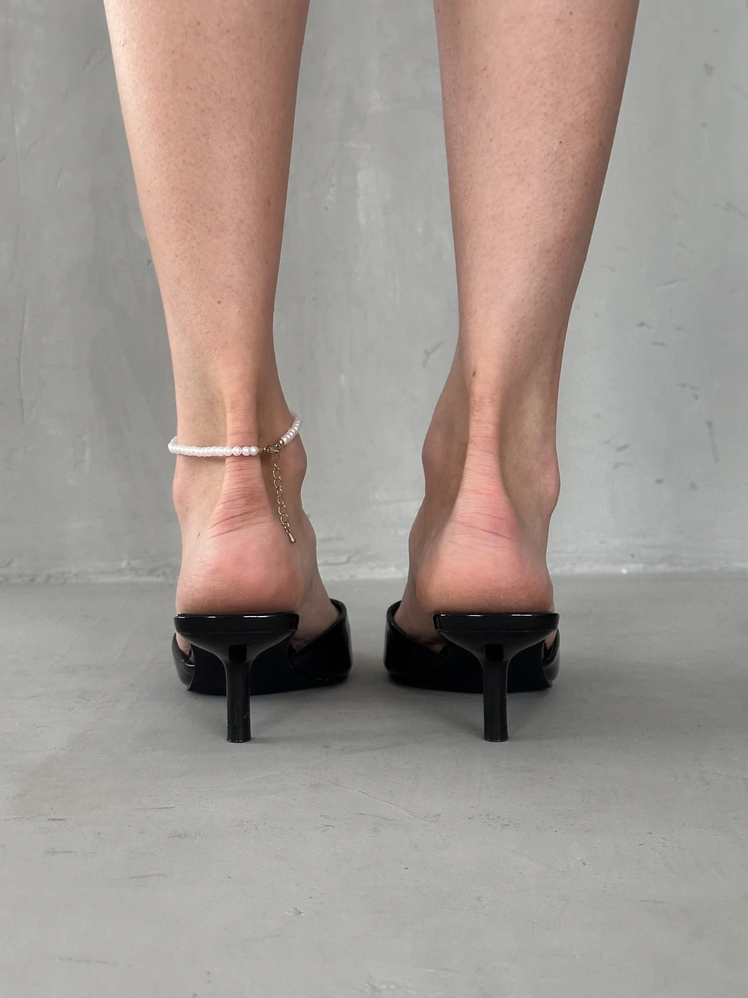 Летние босоножки женские на низком каблуке шпильке