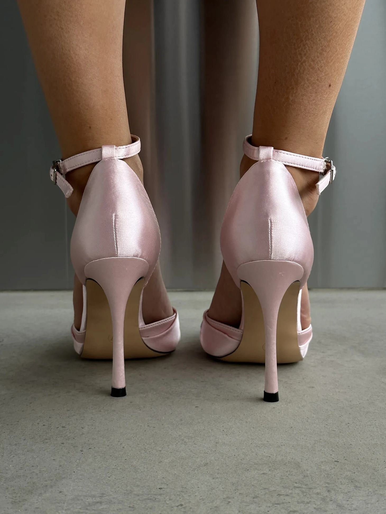 Туфли на каблуке с закрытой пяткой вечерние