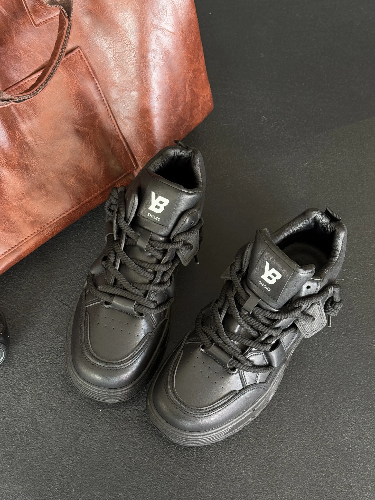 Кроссовки на высокой подошве повседневные