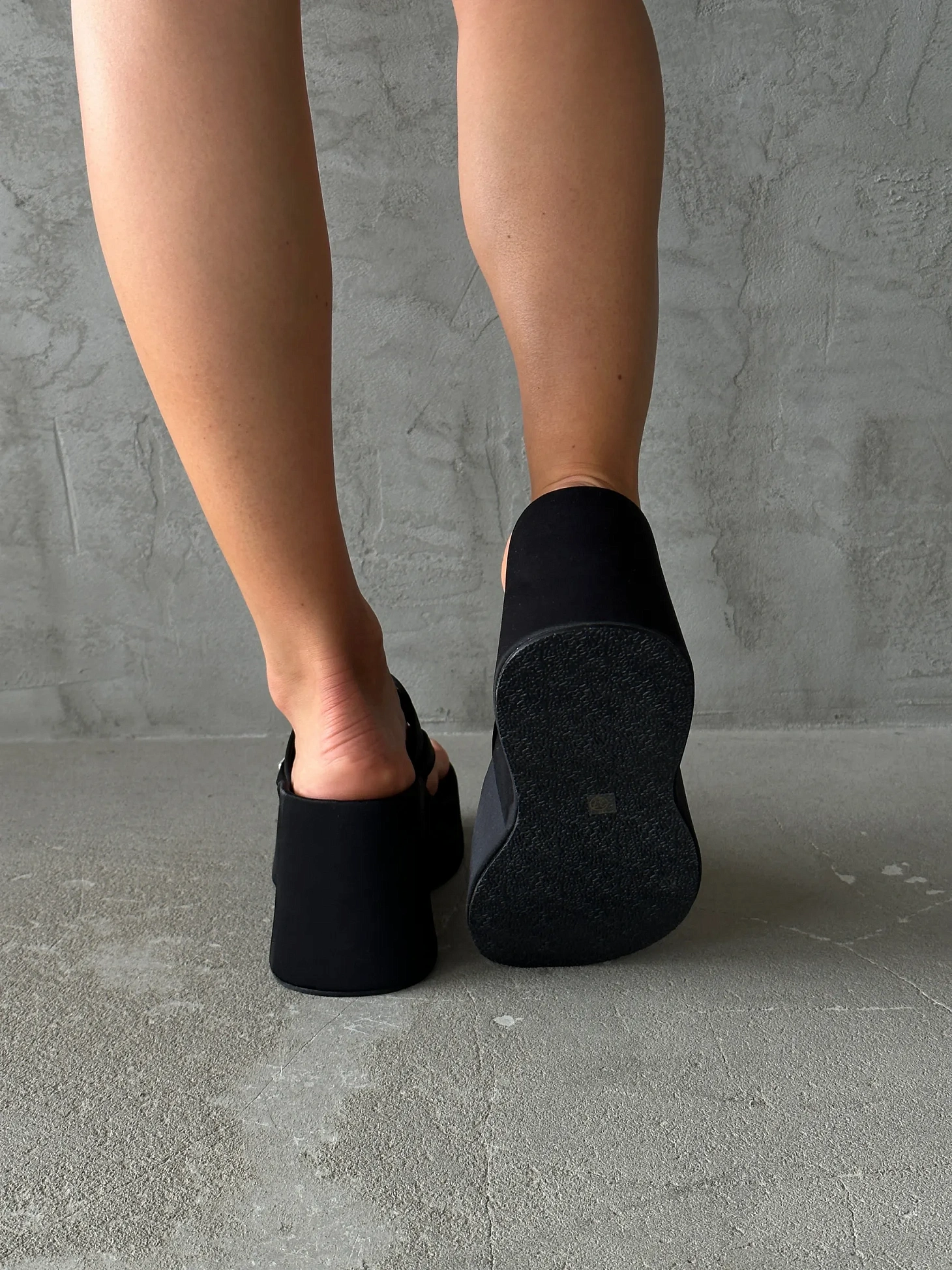 Летние босоножки женские на танкетке