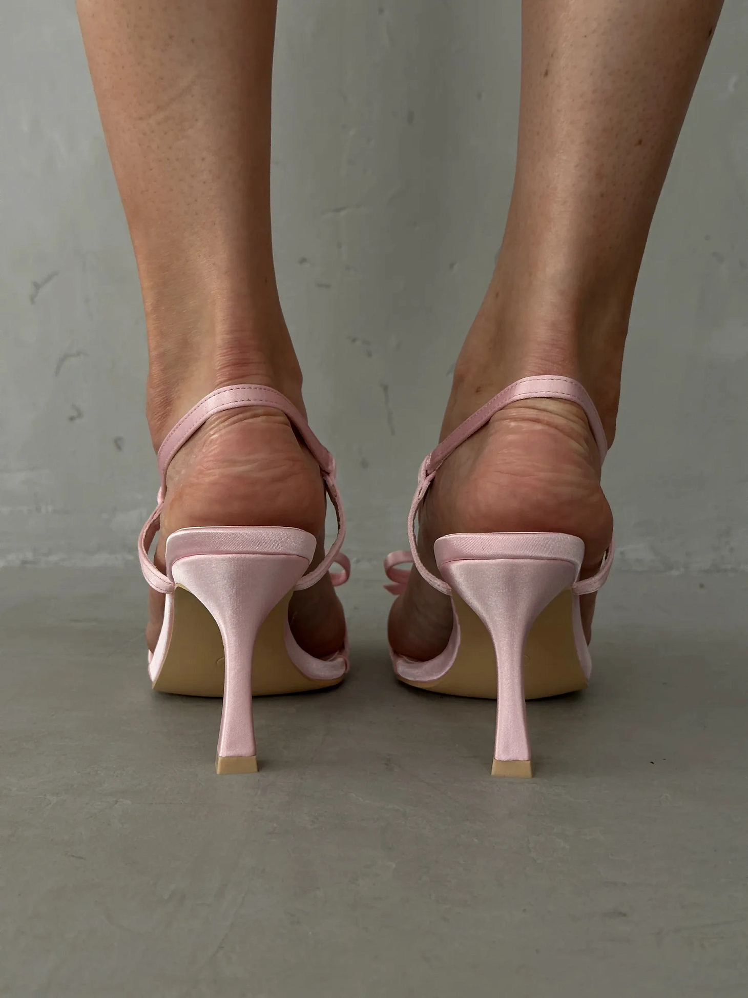 Летние босоножки на шпильке