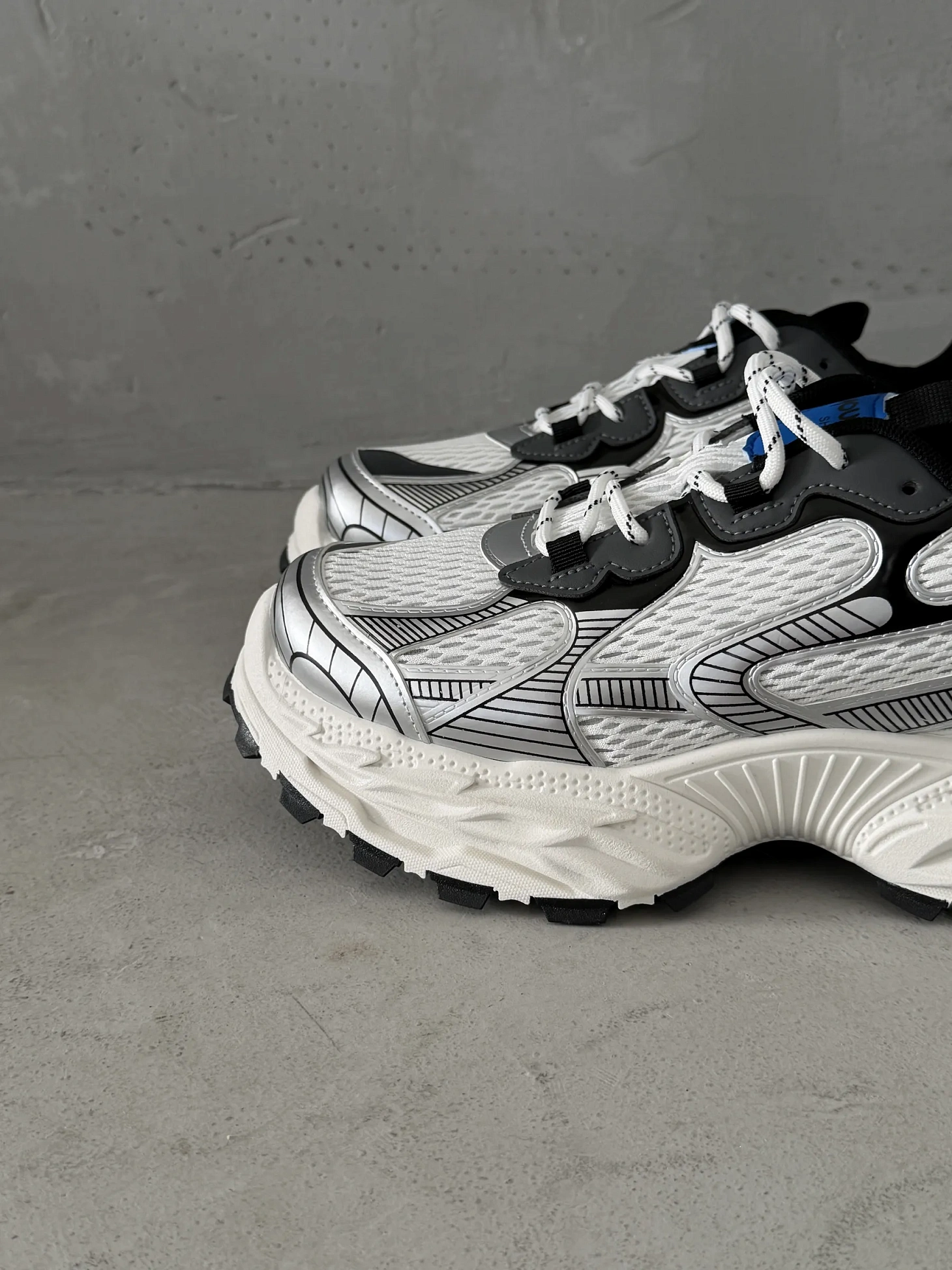 Кроссовки на высокой подошве повседневные