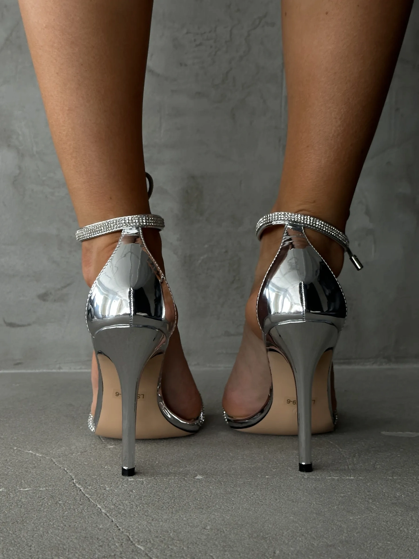 Вечерние босоножки на шпильке со стразами