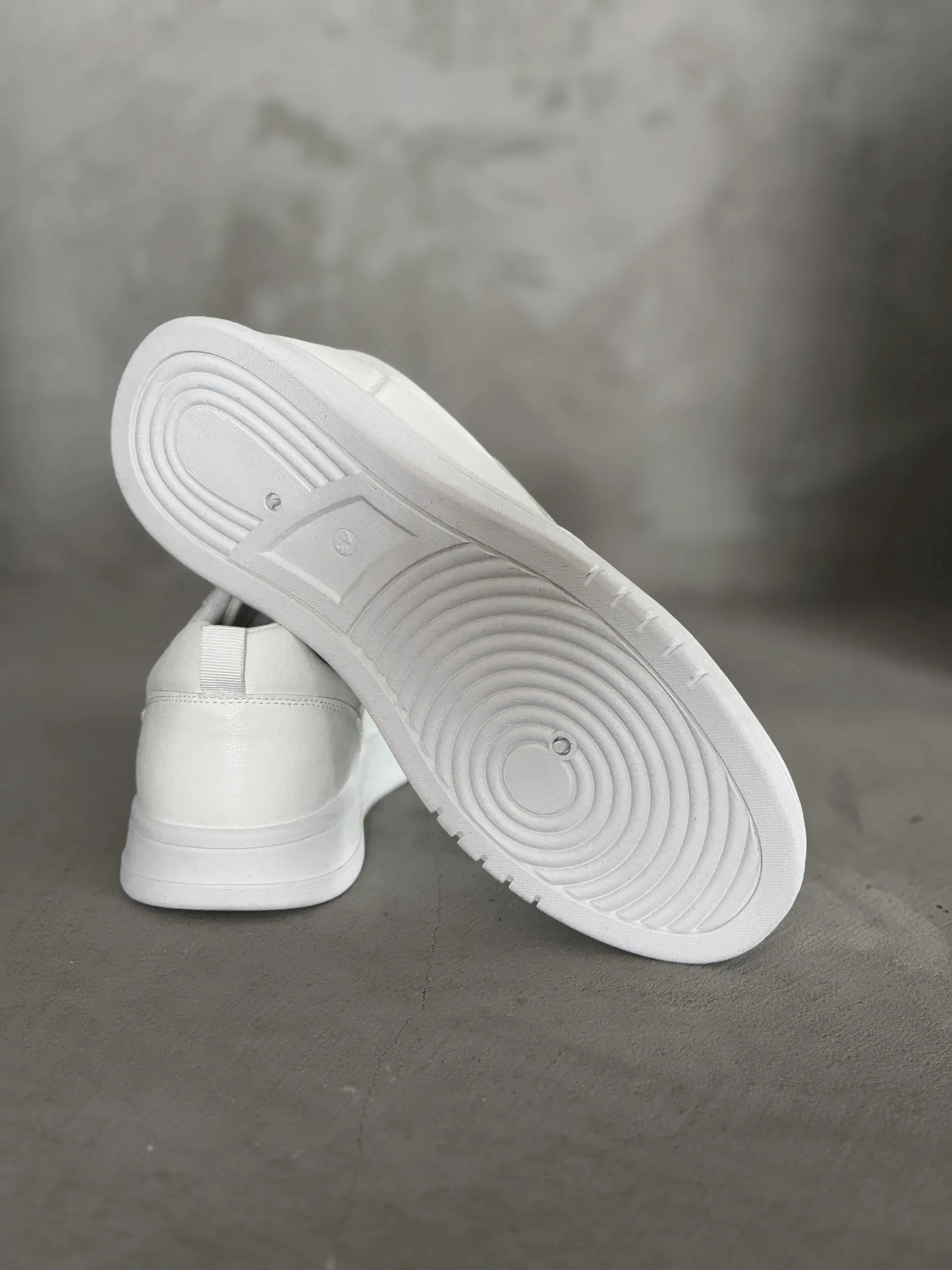 Демисезонные кроссовки спортивные