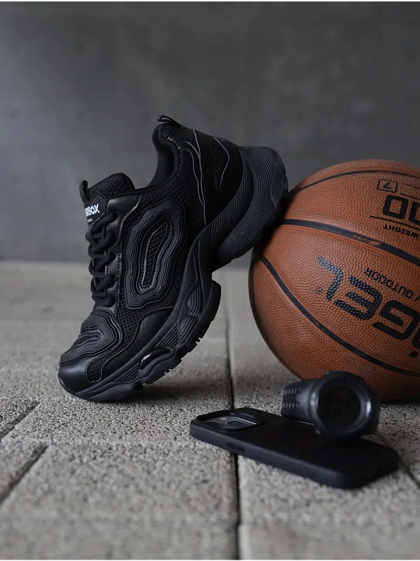 Кроссовки на высокой подошве повседневные