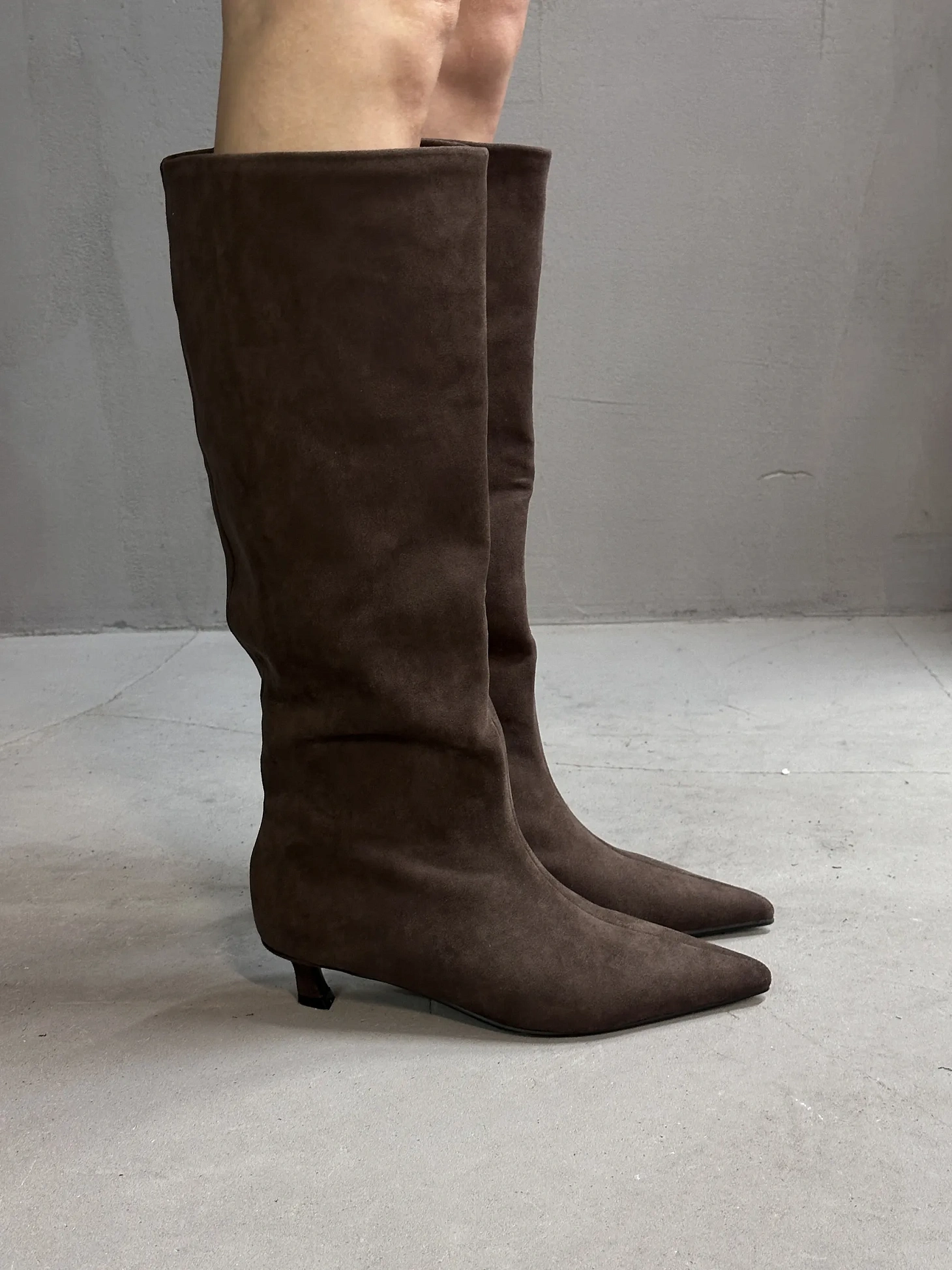 Сапоги женские демисезонные трубы на низком каблуке весенние